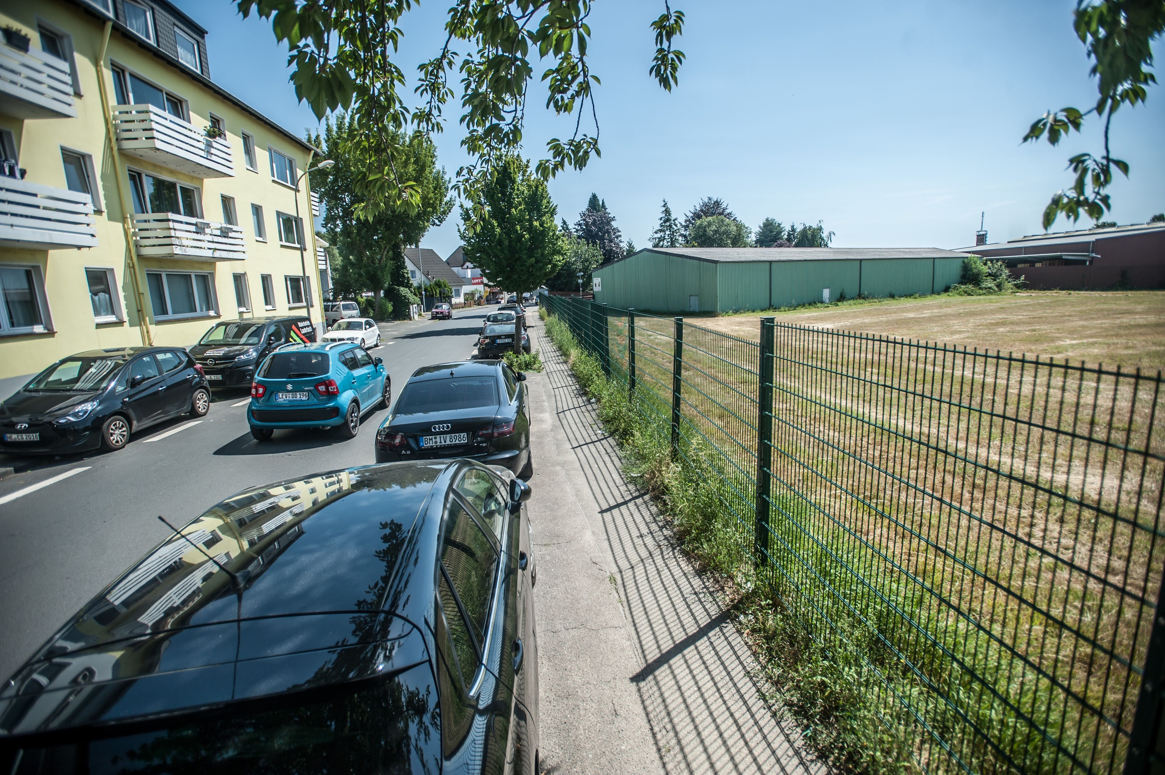 Maurinusstraße in Quettingen, links Mehrfamilienhäuser, rechts die Wiese, auf der ein Hochregallager entstehen soll.