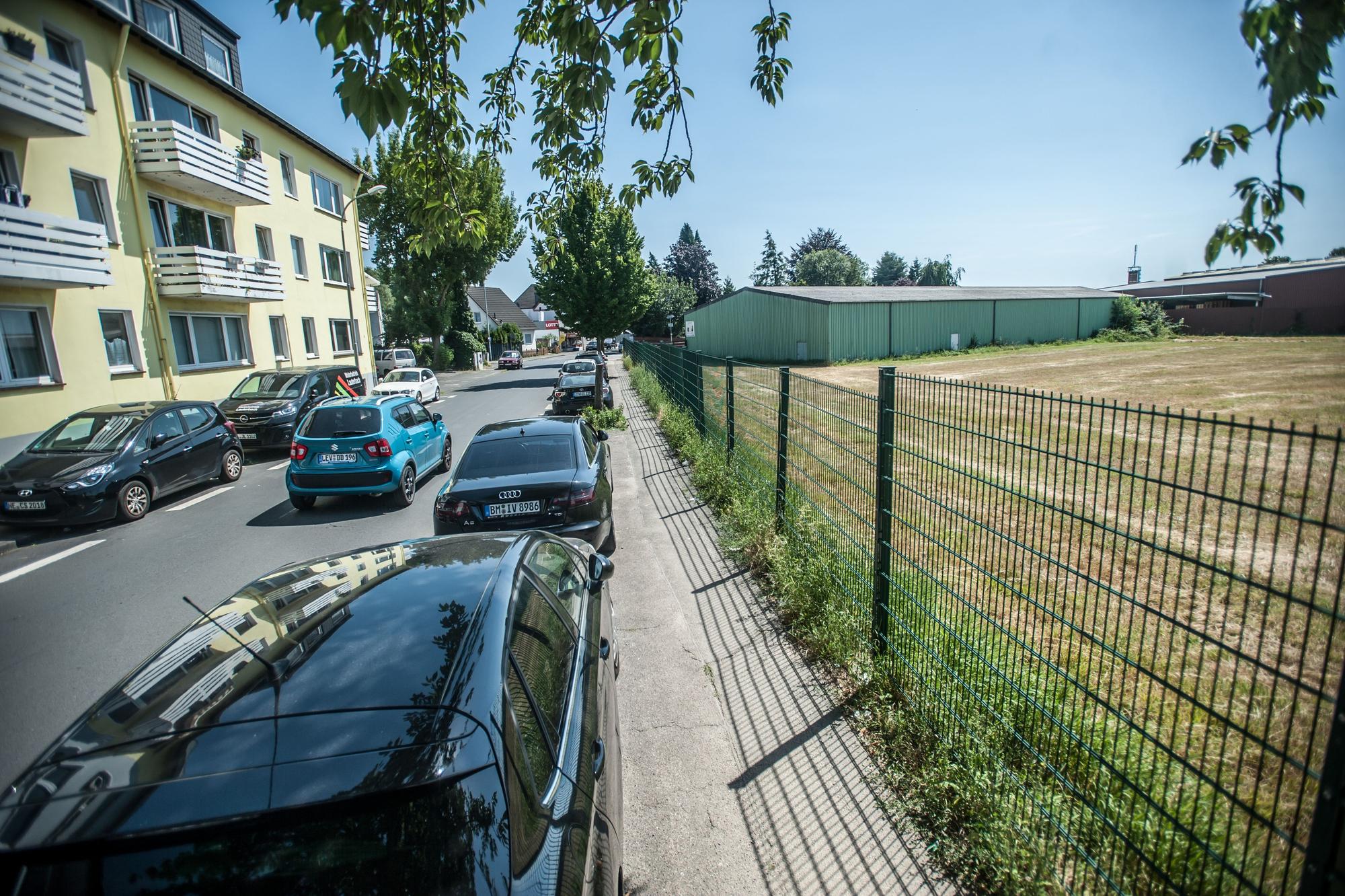 Maurinusstraße in Quettingen, links Mehrfamilienhäuser, rechts die Wiese, auf der ein Hochregallager entstehen soll.