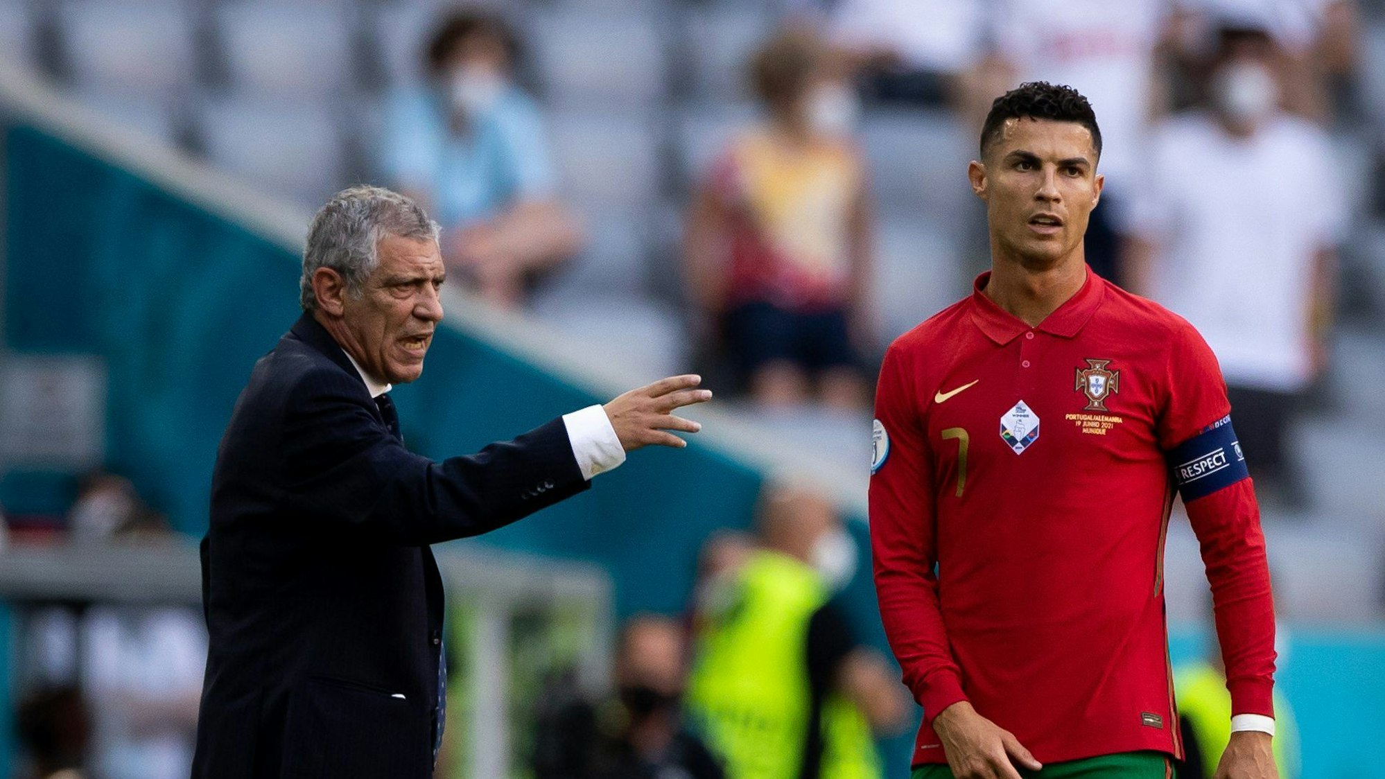 Portugals Trainer Fernando Santos (l) spricht mit Cristiano Ronaldo während eines EM-Spiels gegen Deutschland.
