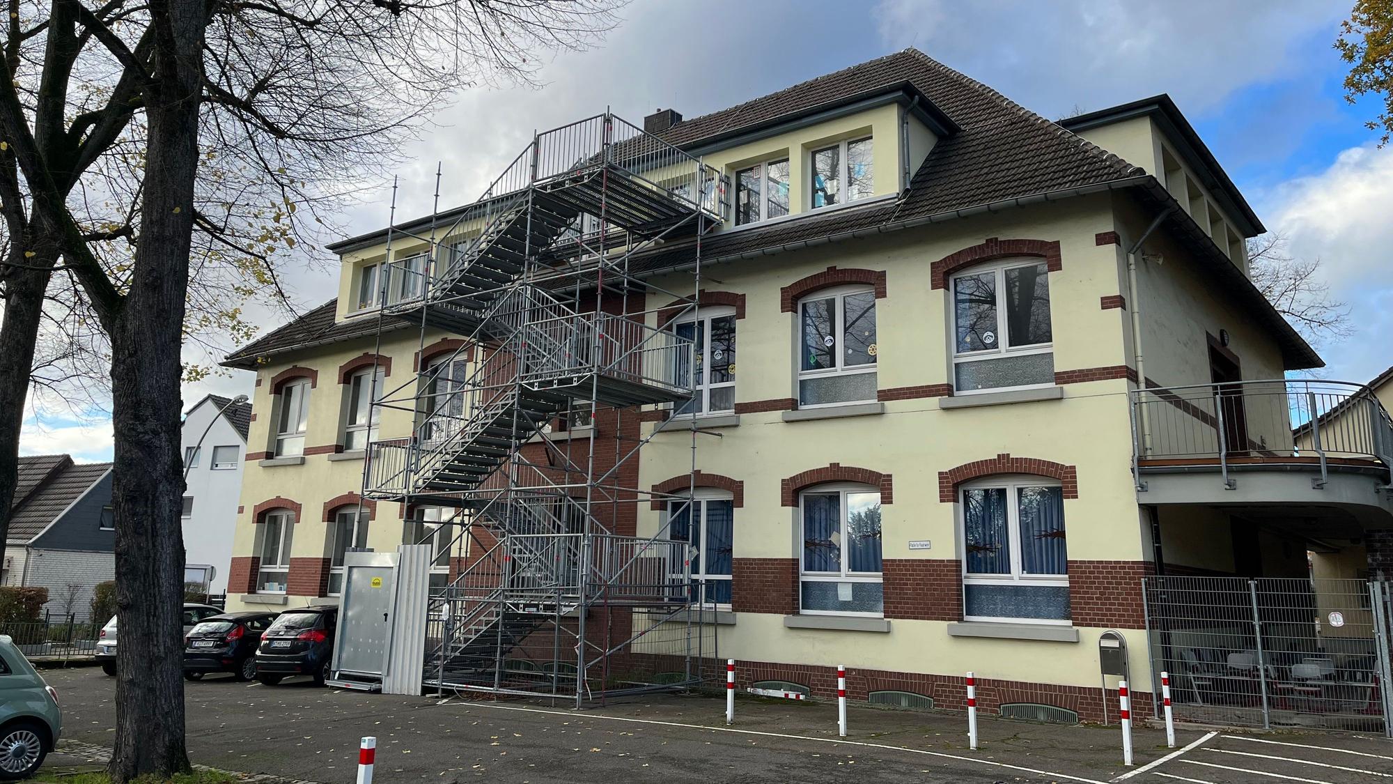 Blick auf die Gezelinschule mit provisorischer Feuertreppe.