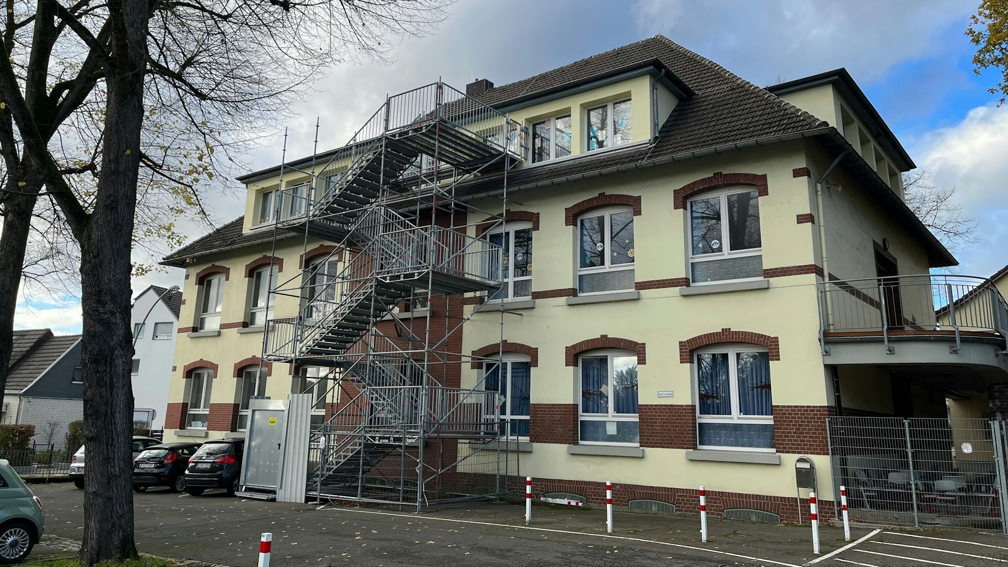 Blick auf die Gezelinschule mit provisorischer Feuertreppe.