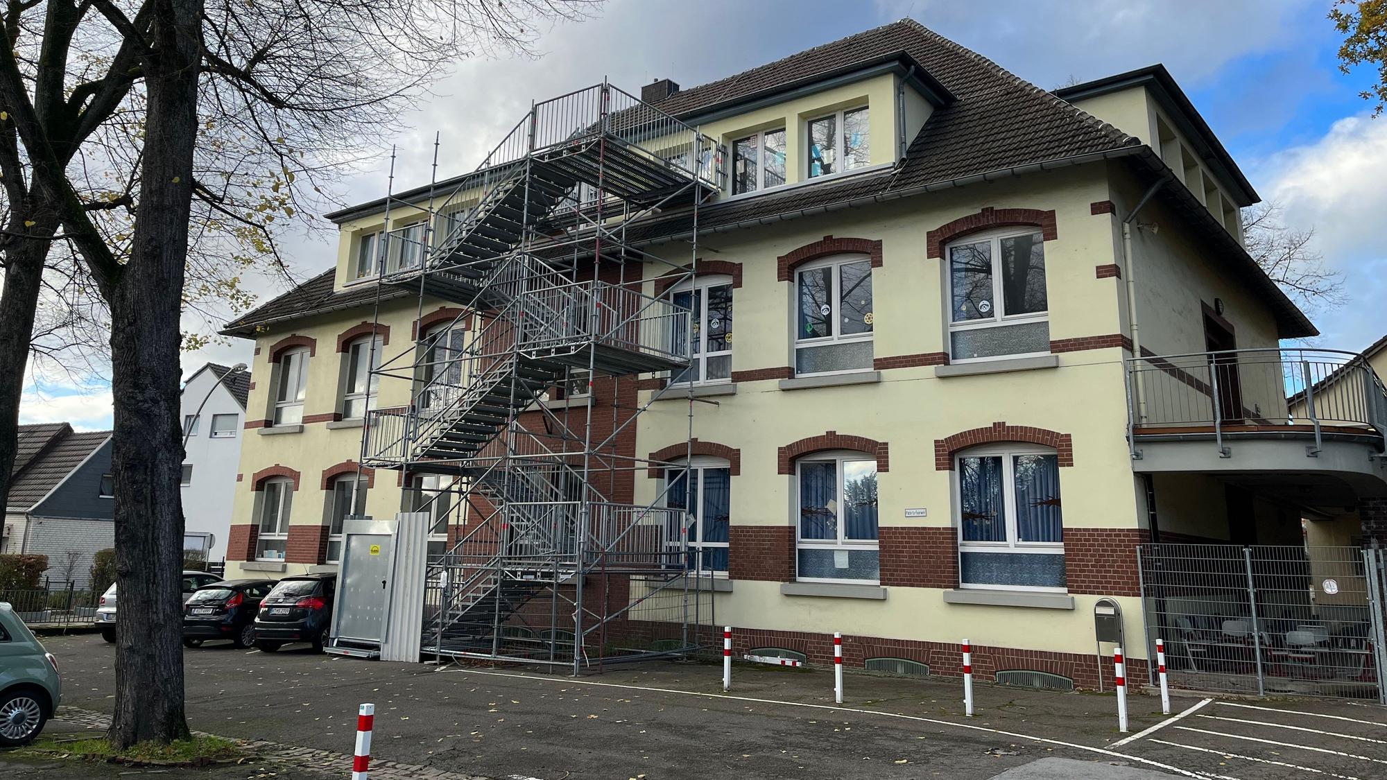 Ein provisorisch errichtete Feuertreppe ziert die Gezelinschule seit Jahren.