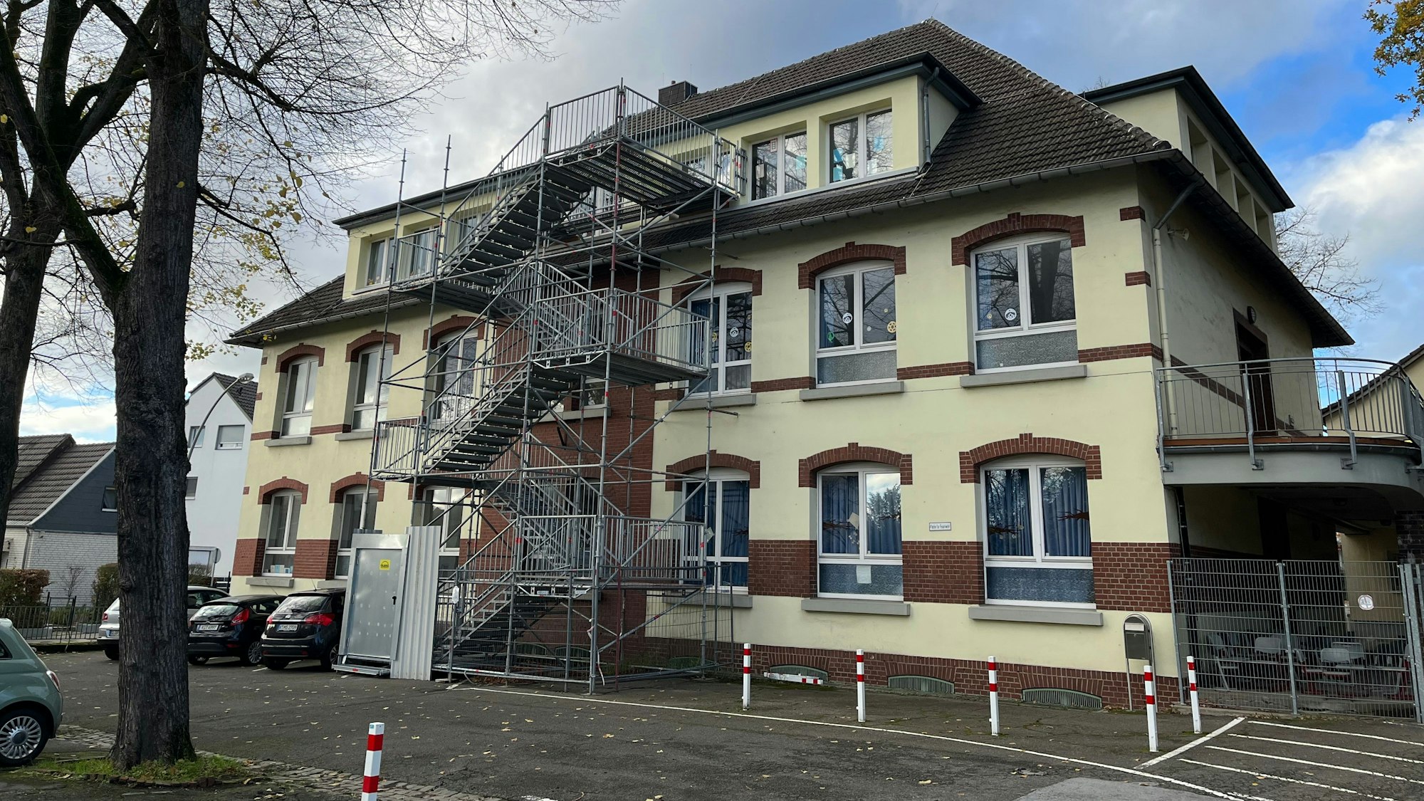 Ein provisorisch errichtete Feuertreppe ziert die Gezelinschule seit Jahren.