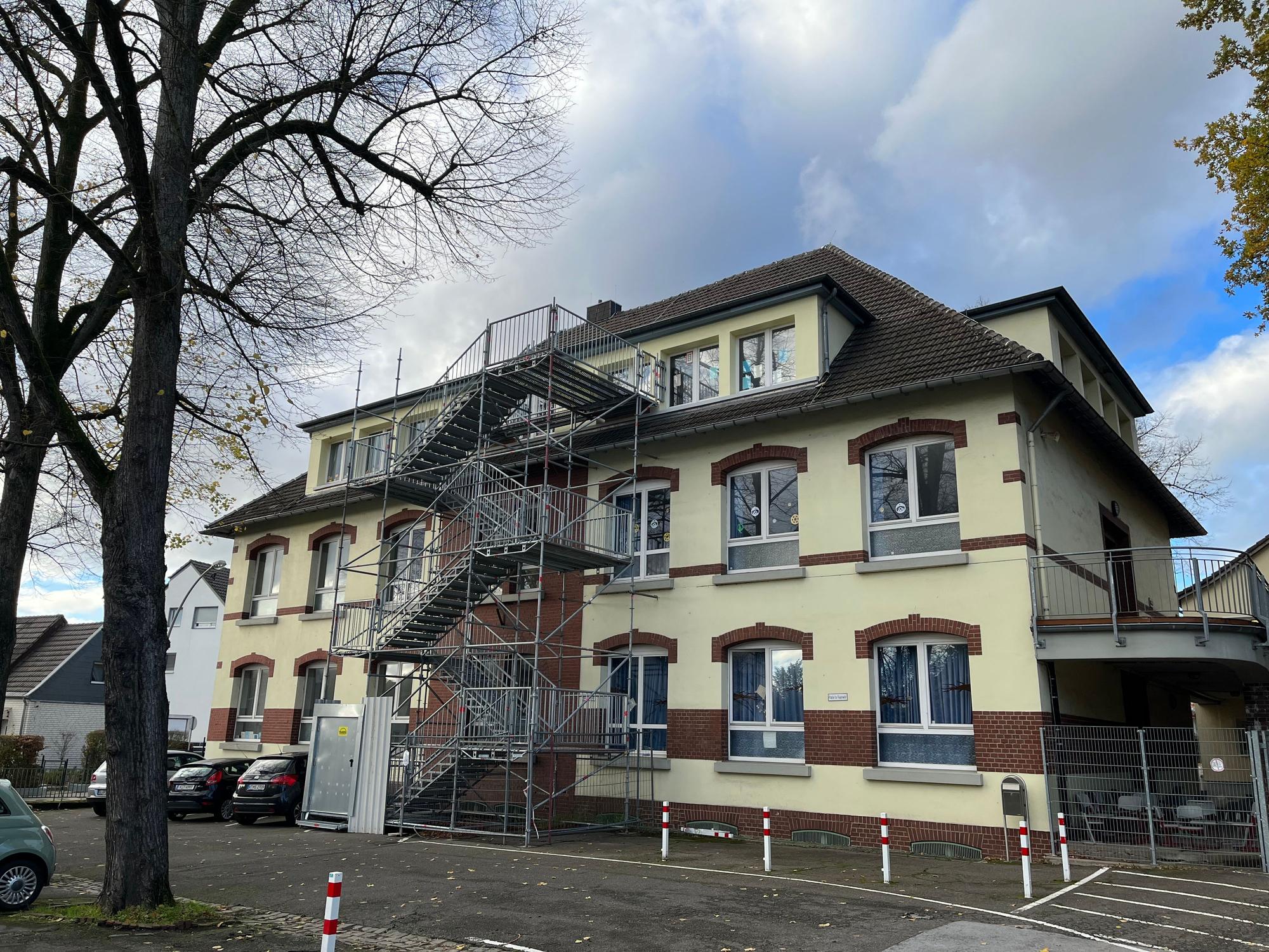 An dem Gebäude der Gezelinschule ist ein Baugerüst angebracht.