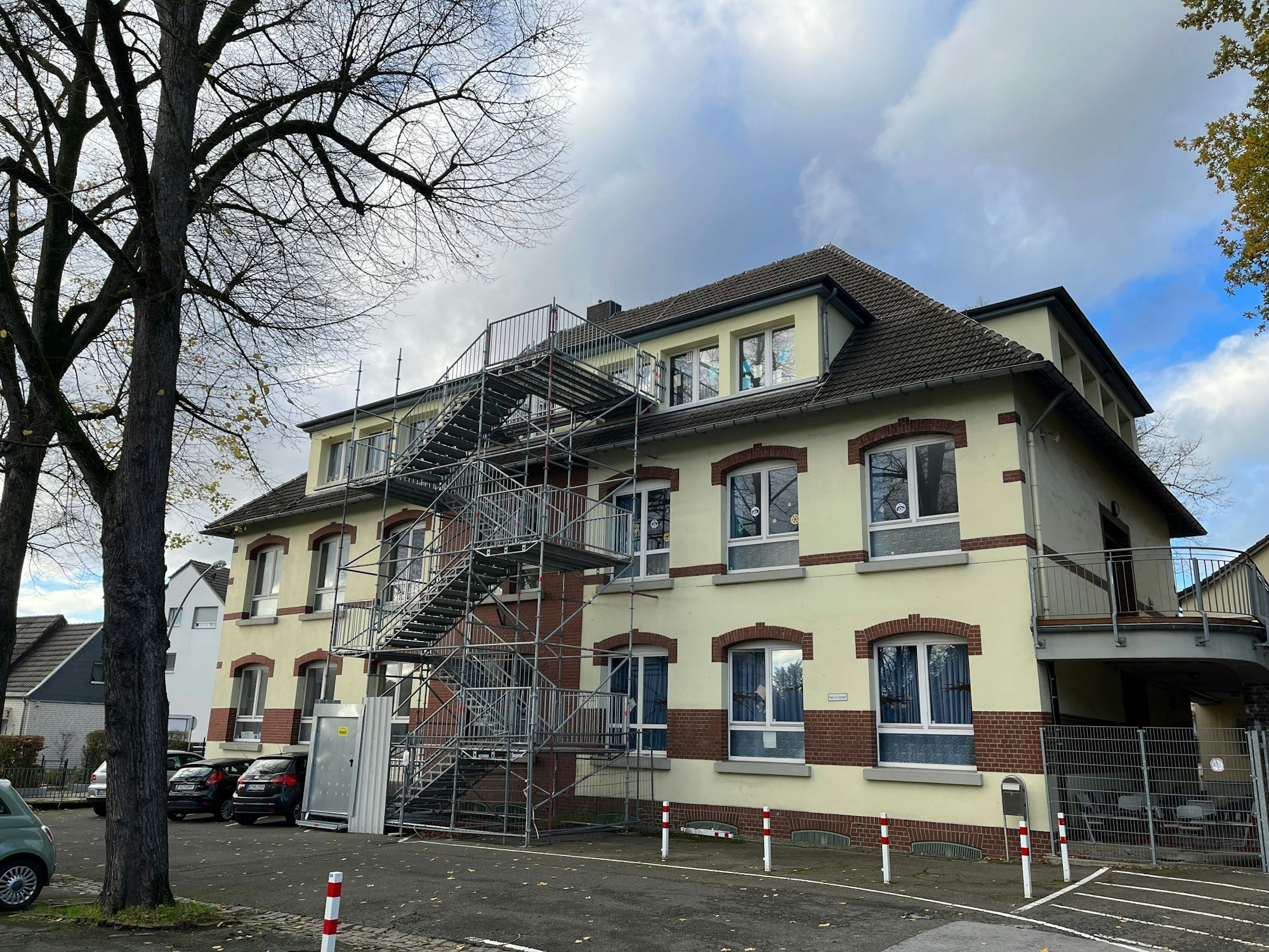 An dem Gebäude der Gezelinschule ist ein Baugerüst angebracht.
