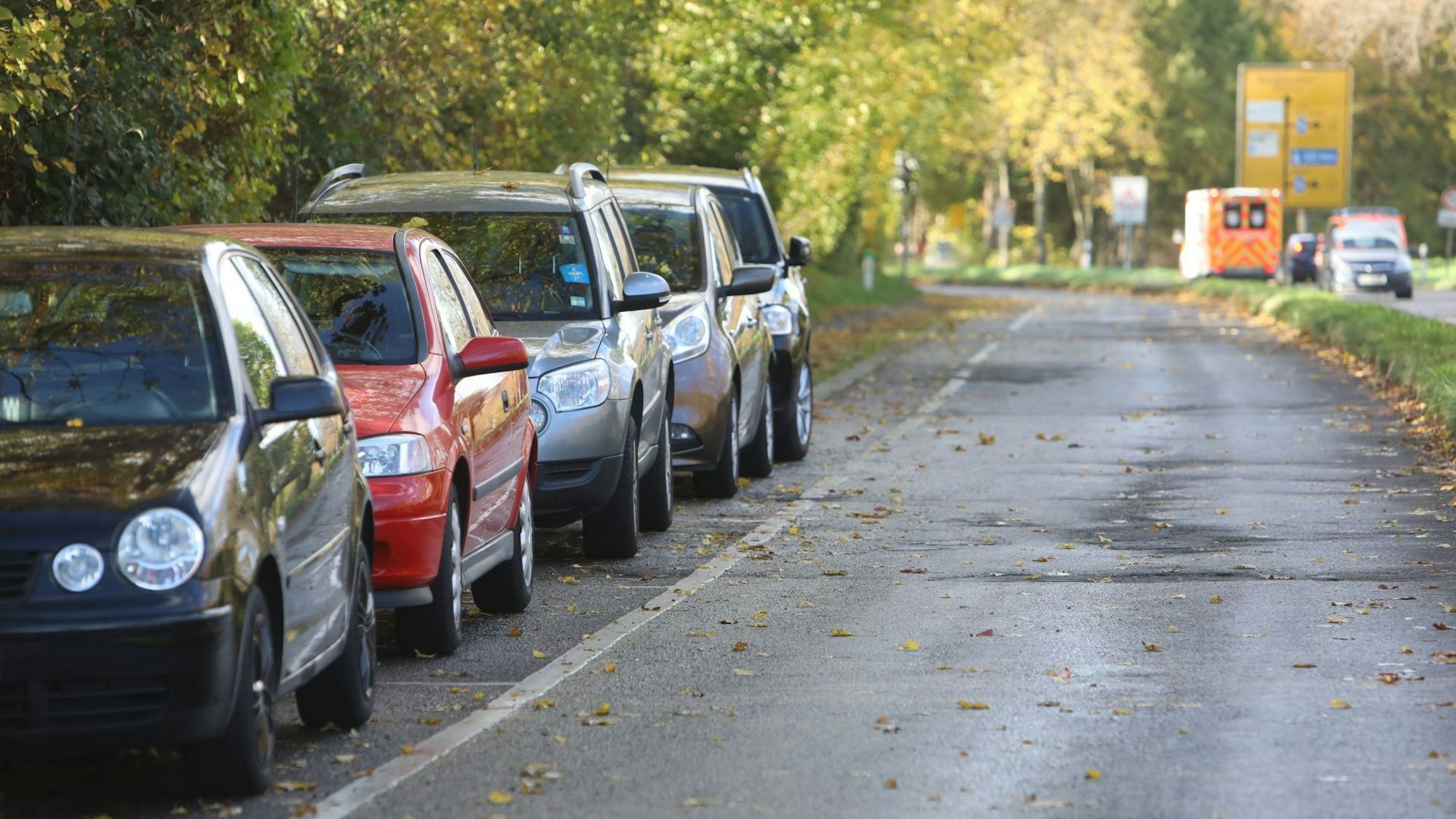 Parkende Autos stehen am Kutschenweg, der parallel zur Landstraße 331 verläuft.