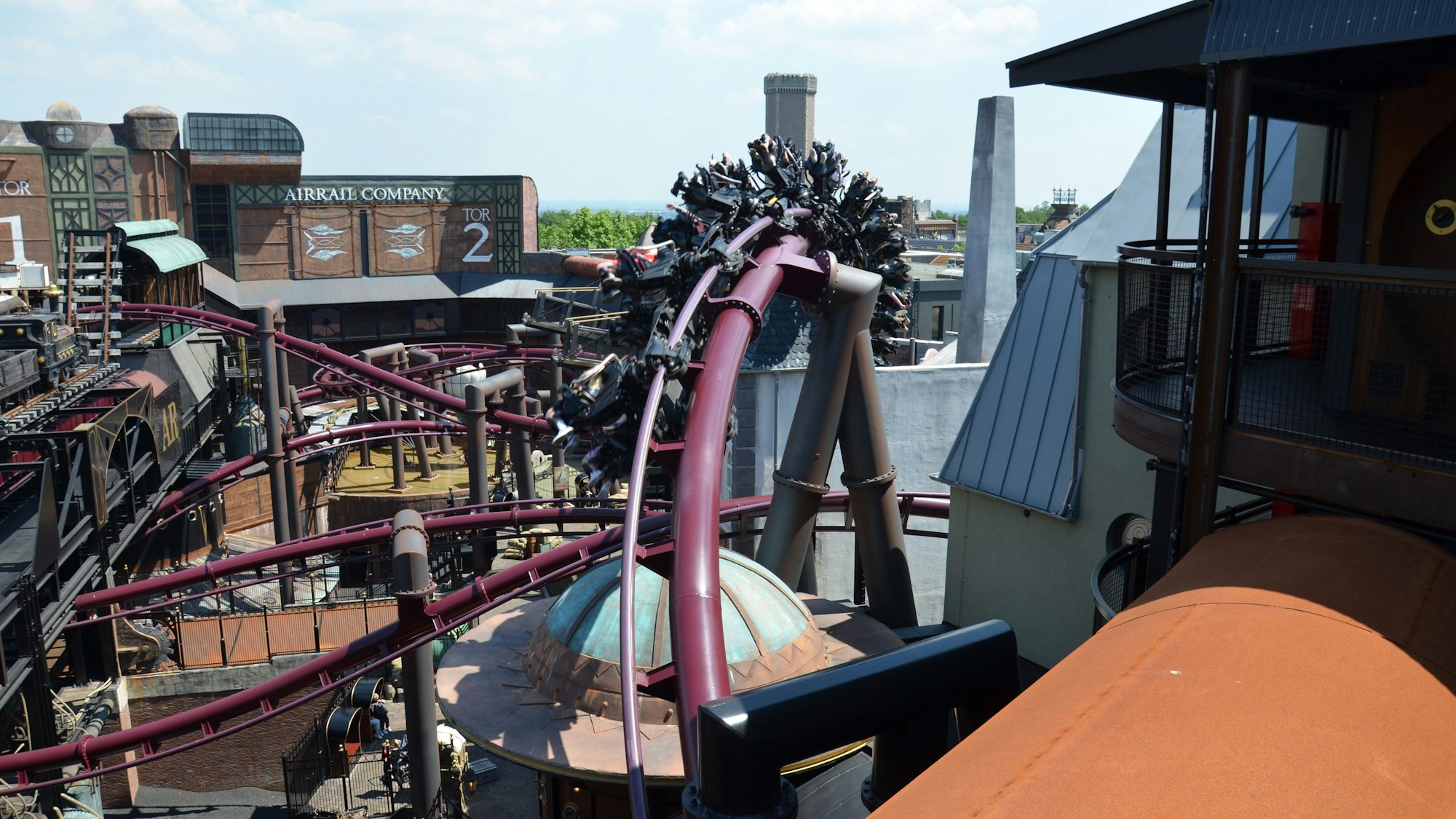 Die Achterbahn FLY fährt durch eine Schraube.