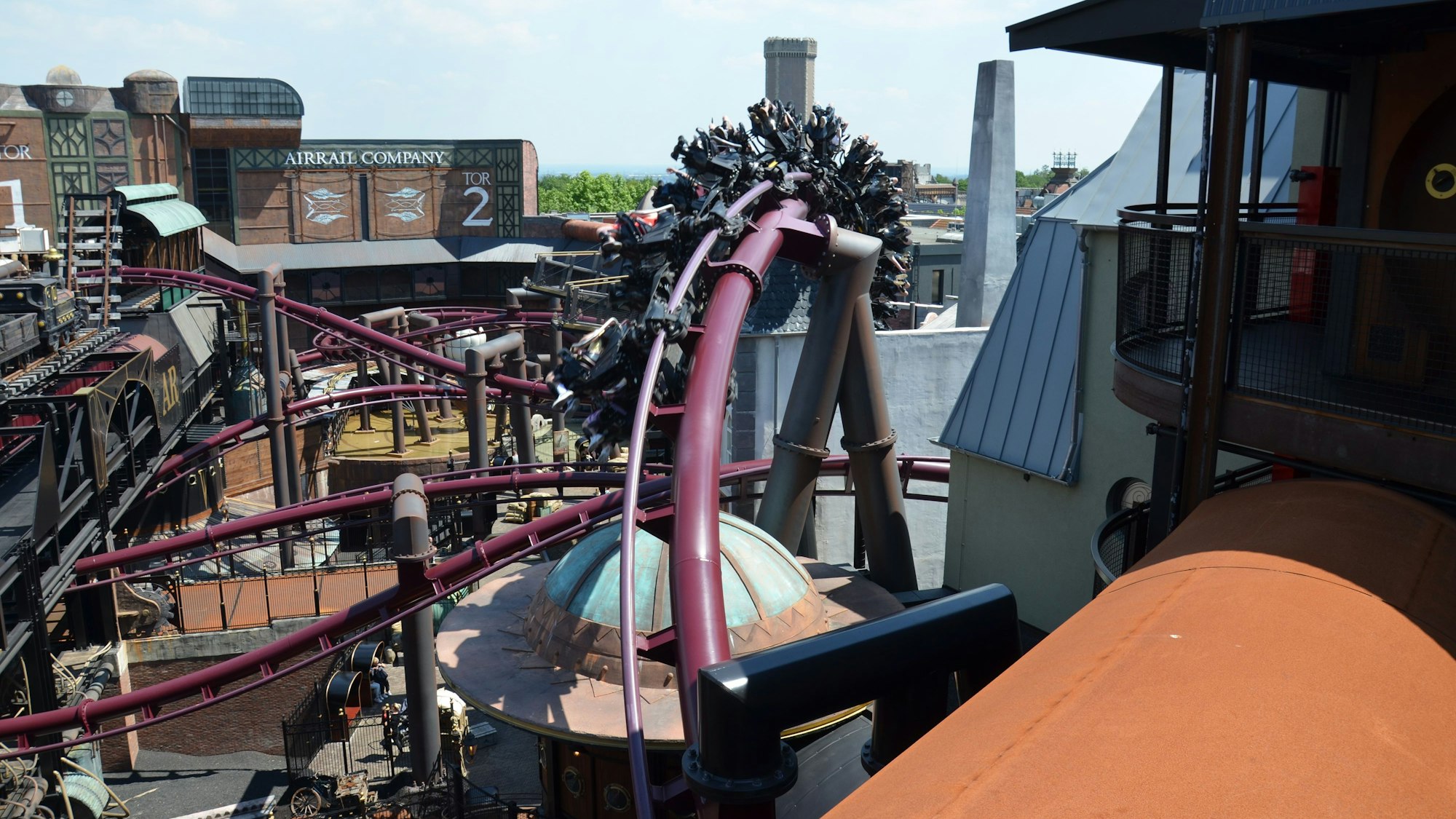 Menschen liegen in der Achterbahn „F.L.Y.“, die gerade eine Schraube fährt.