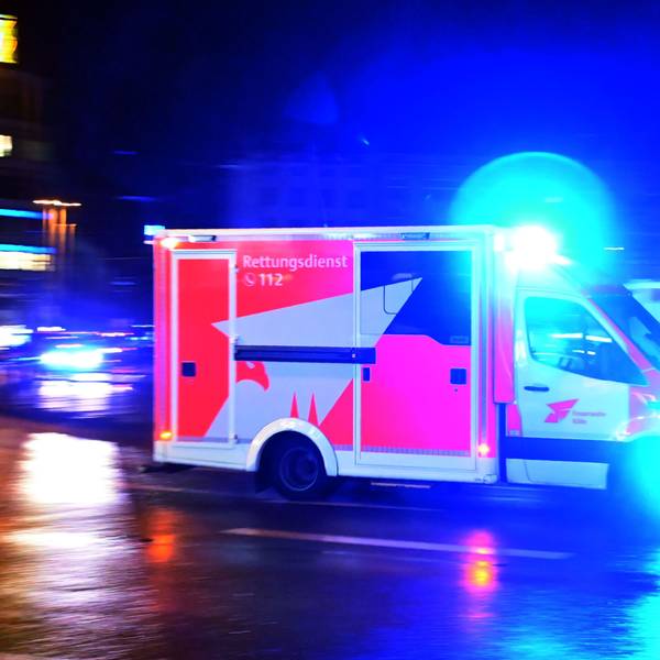 Ein Rettungswagen der Feuerwehr rast über den Neumarkt.