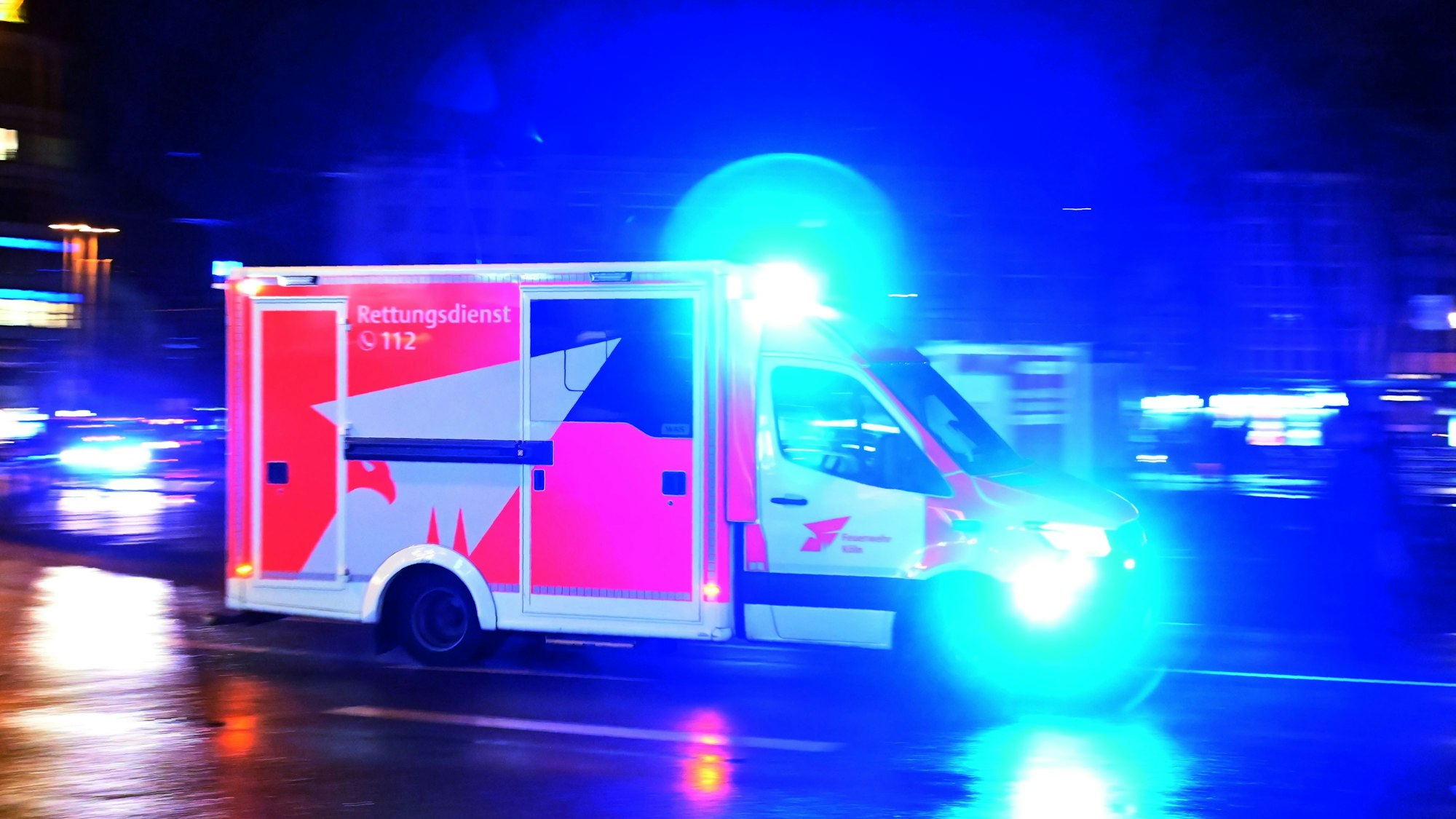 Ein Rettungswagen der Kölner Feuerwehr (Symbolbild).