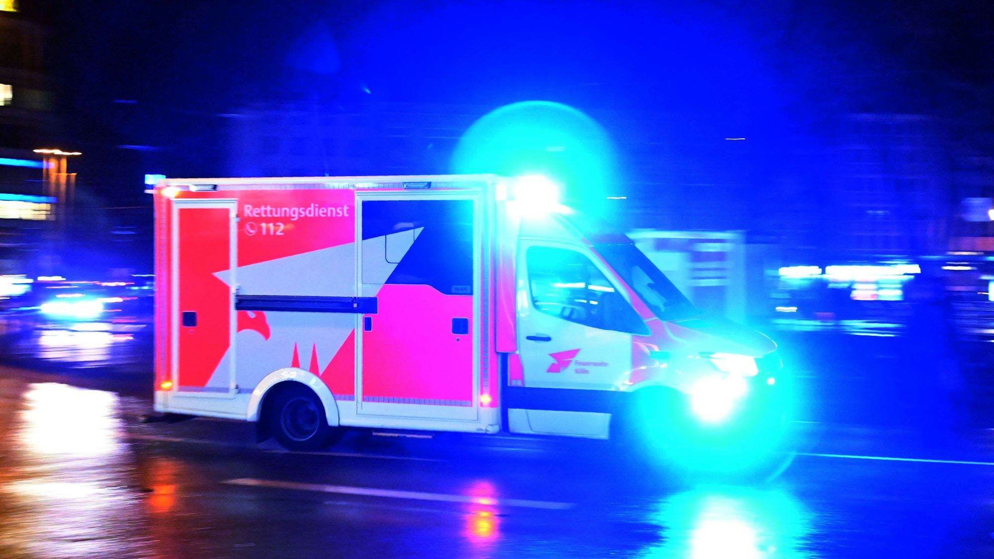 Ein Rettungswagen der Feuerwehr rast über den Neumarkt.
