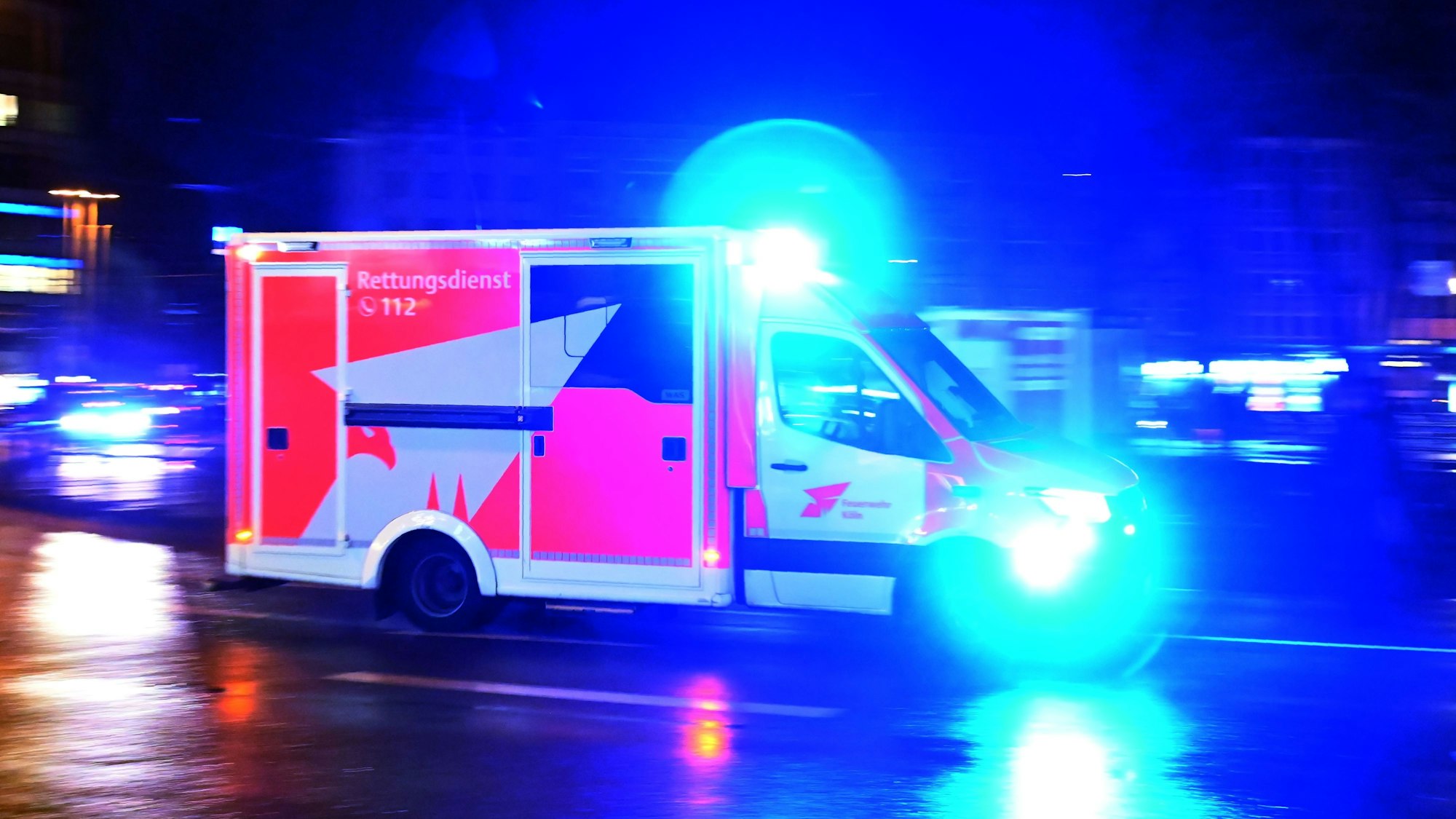 Ein Rettungswagen der Feuerwehr rast über den Neumarkt