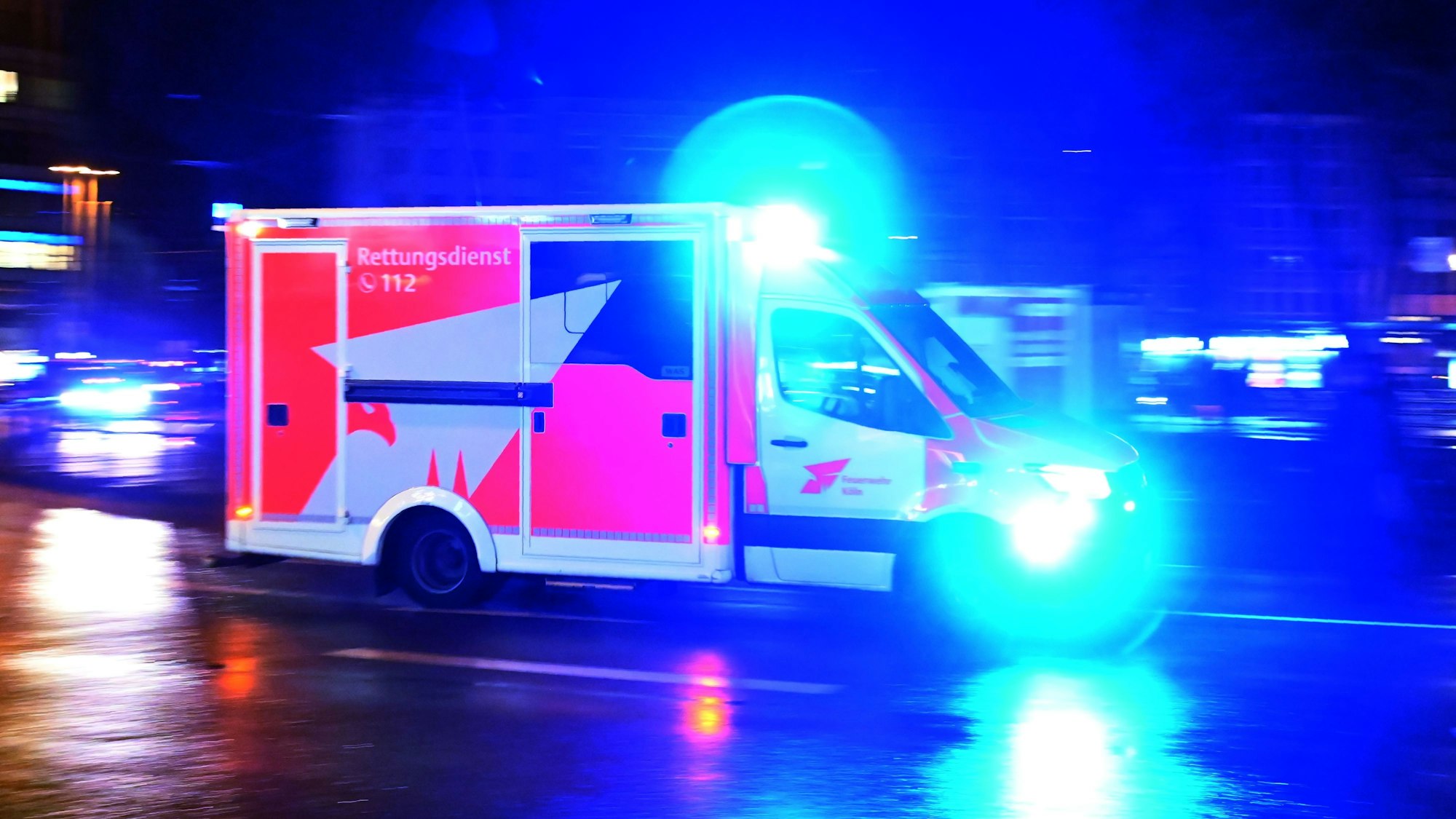 Ein Rettungswagen der Feuerwehr rast über den Neumarkt.