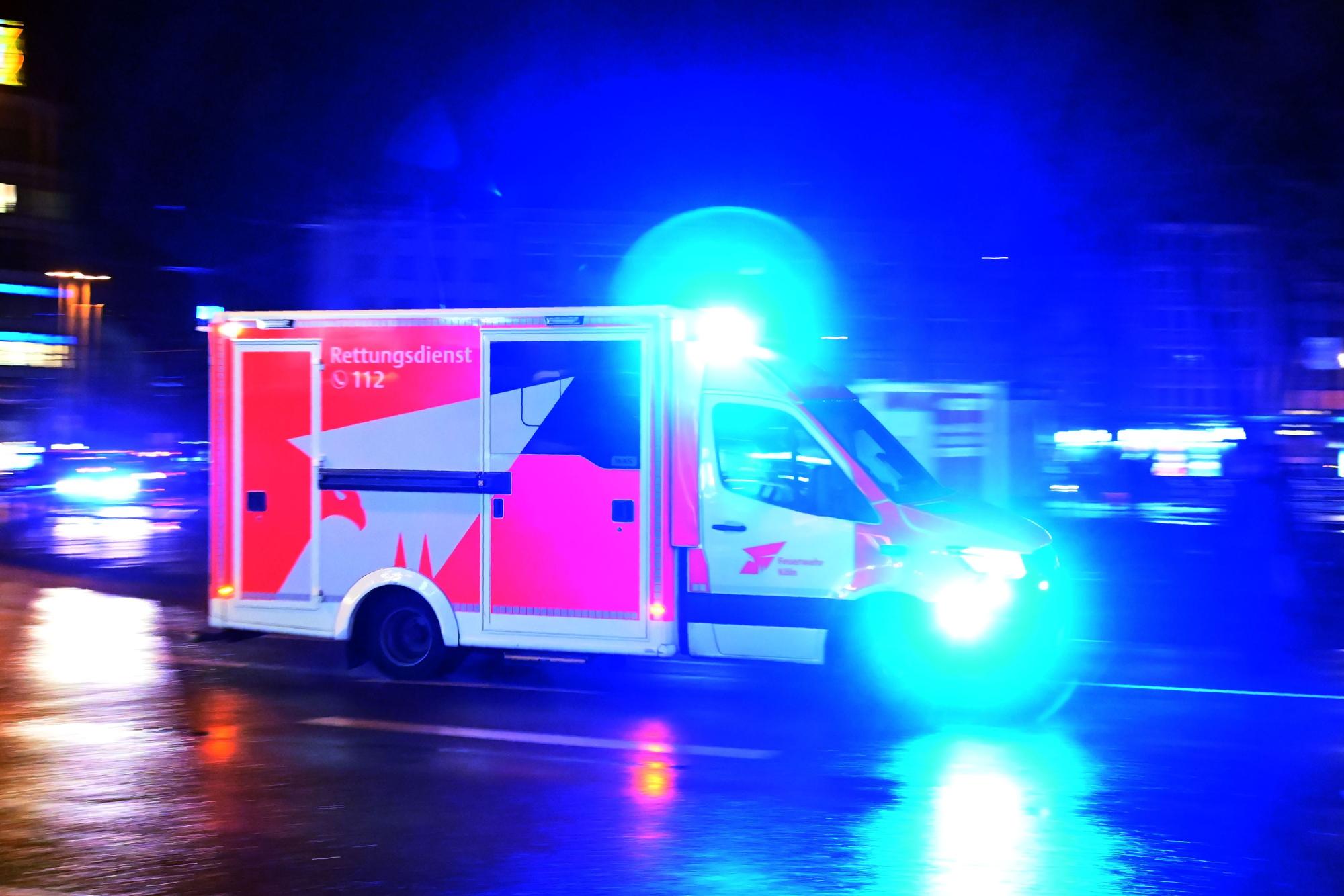 Ein Rettungswagen der Feuerwehr rast über den Neumarkt.
