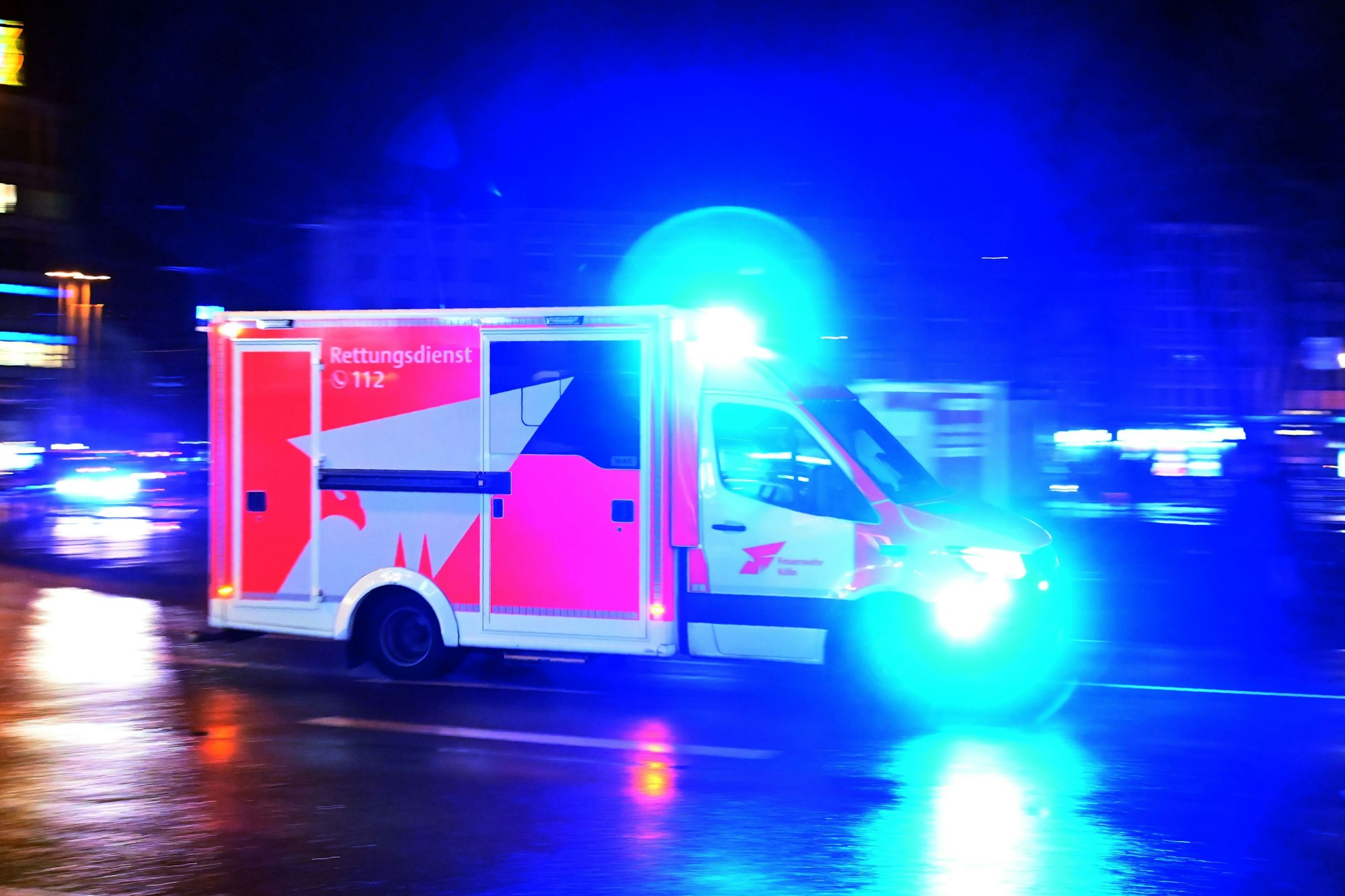 Ein Rettungswagen der Feuerwehr rast über den Neumarkt.