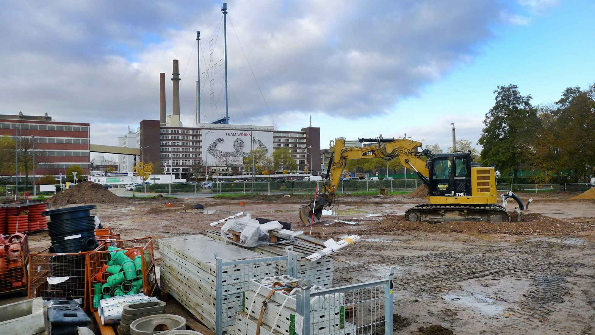 Eine Baustelle, im Hintergrund das Bayerkreuz.