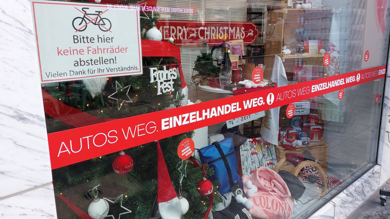 An einem Schaufenster auf der Deutzer Freiheit liest man „Autos weg, Einzelhandel weg“.