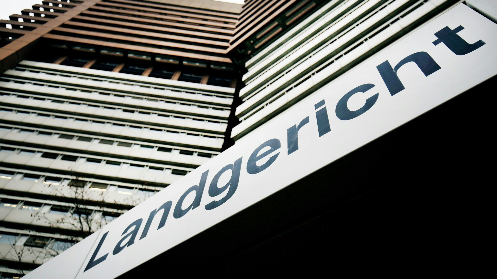 Es ist das Gebäude des Kölner Landgerichts zu sehen.