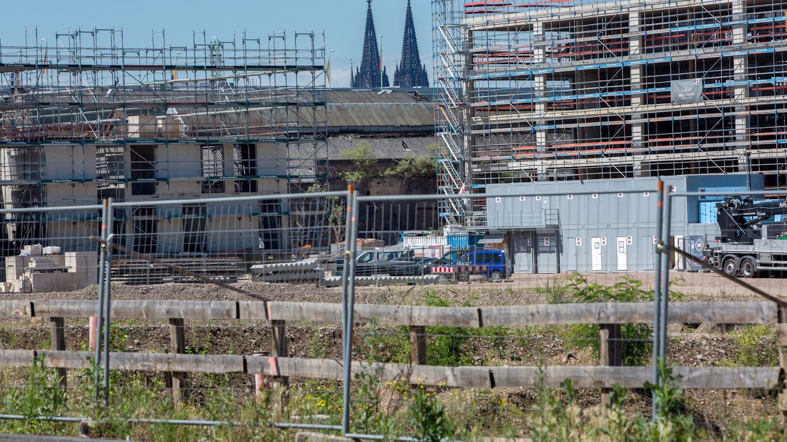 Das Bild zeigt eines der größten Baugebiete im Rechtsrheinischen.