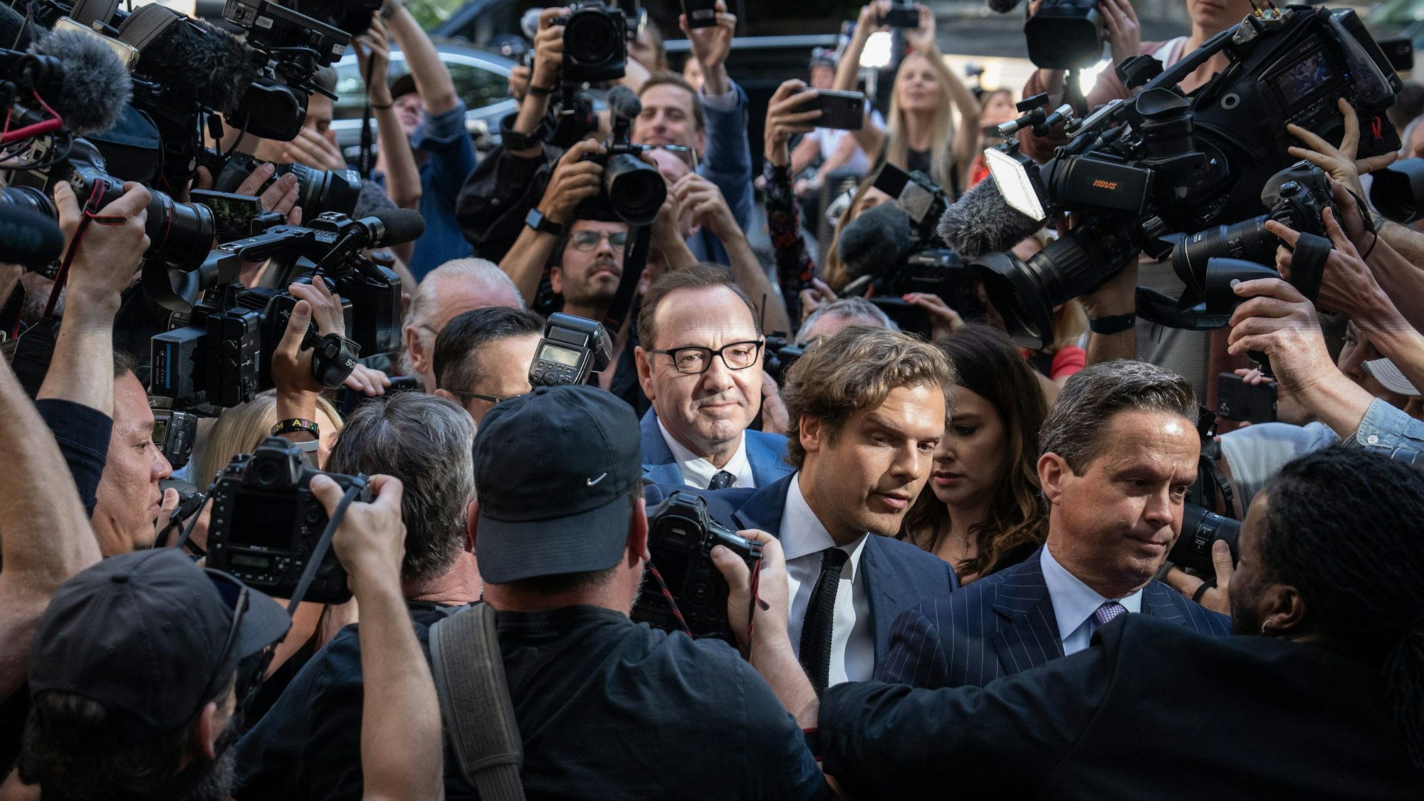 Hollywood-Star Kevin Spacey kommt am 16. Juni 2022 am Gericht in London an, dabei ist er von Fotografen eingekreist.