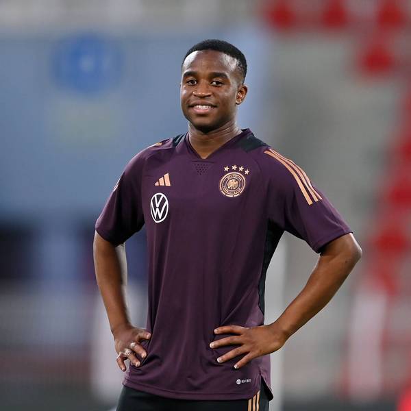 Youssoufa Moukoko steht mit verschränkten Armen auf dem Trainingsplatz beim Abschlusstraining der deutschen Nationalmannschaft vor dem Testspiel gegen Oman.