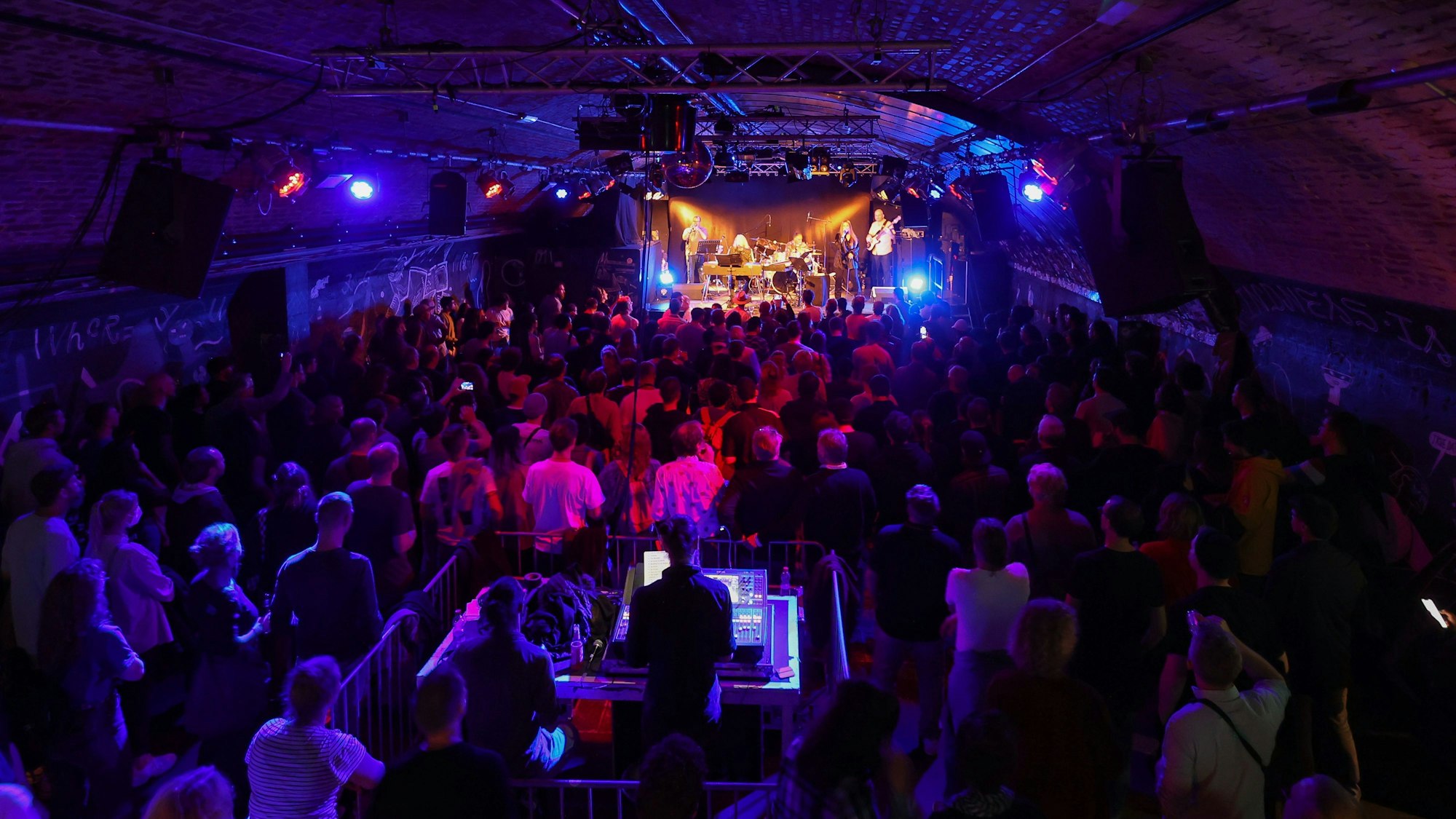 Viele Menschen tummeln sich im Konzertsaal des CBE und hören das Konzert von Marcos Valle.