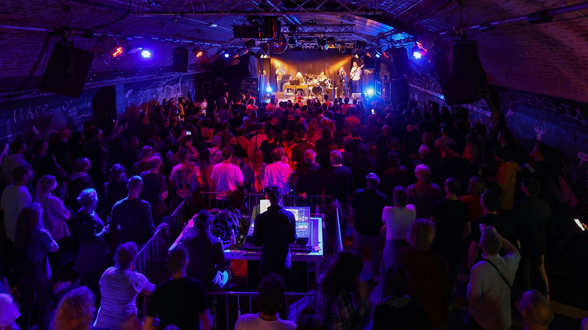 Eine tanzende Menschenmenge im Club Bahnhof Ehrenfeld.