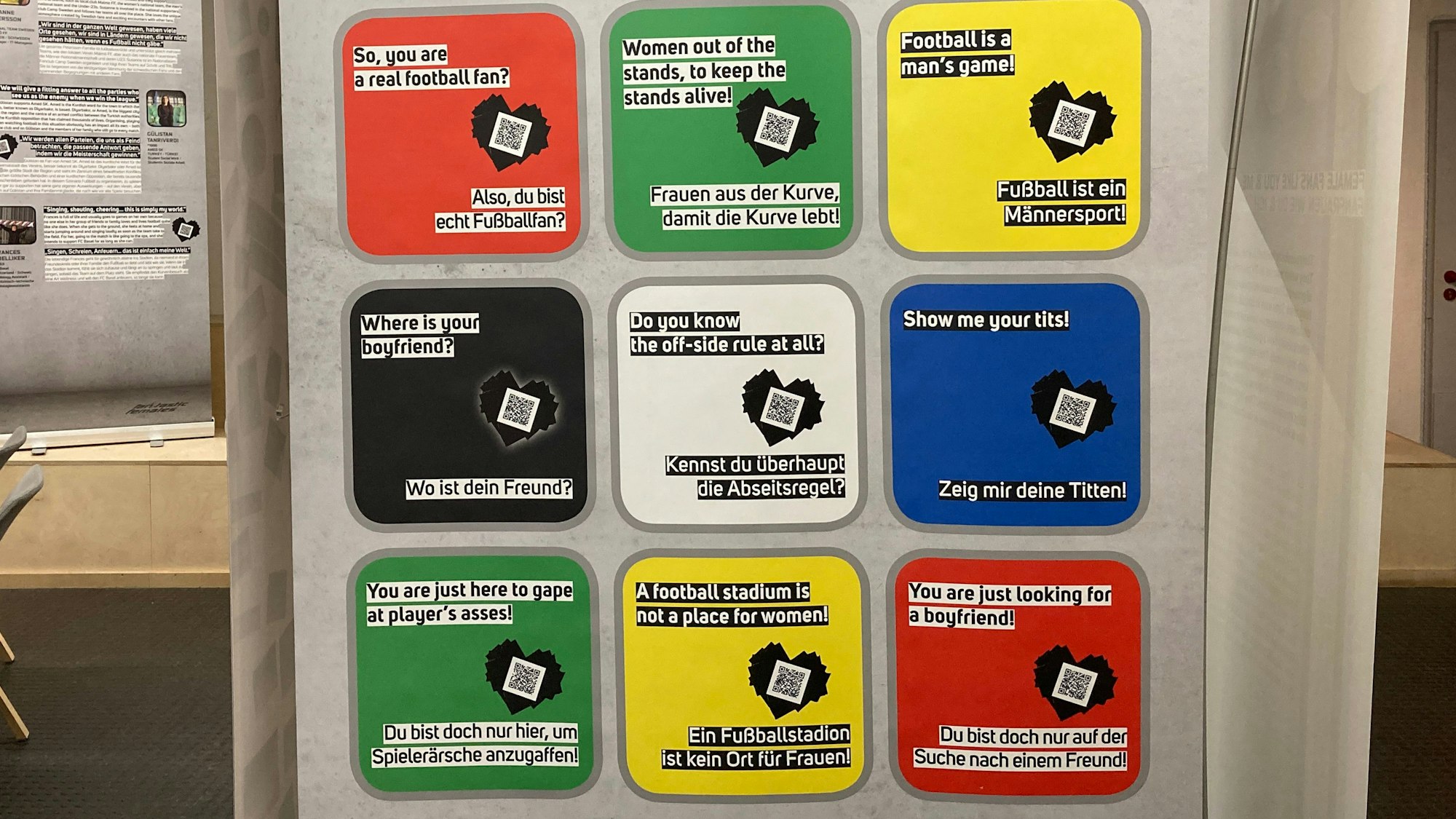Ein Rollbanner zeigt Sprüche von Männern, die gegenüber Frauen in Fußballstadien gefallen sind.