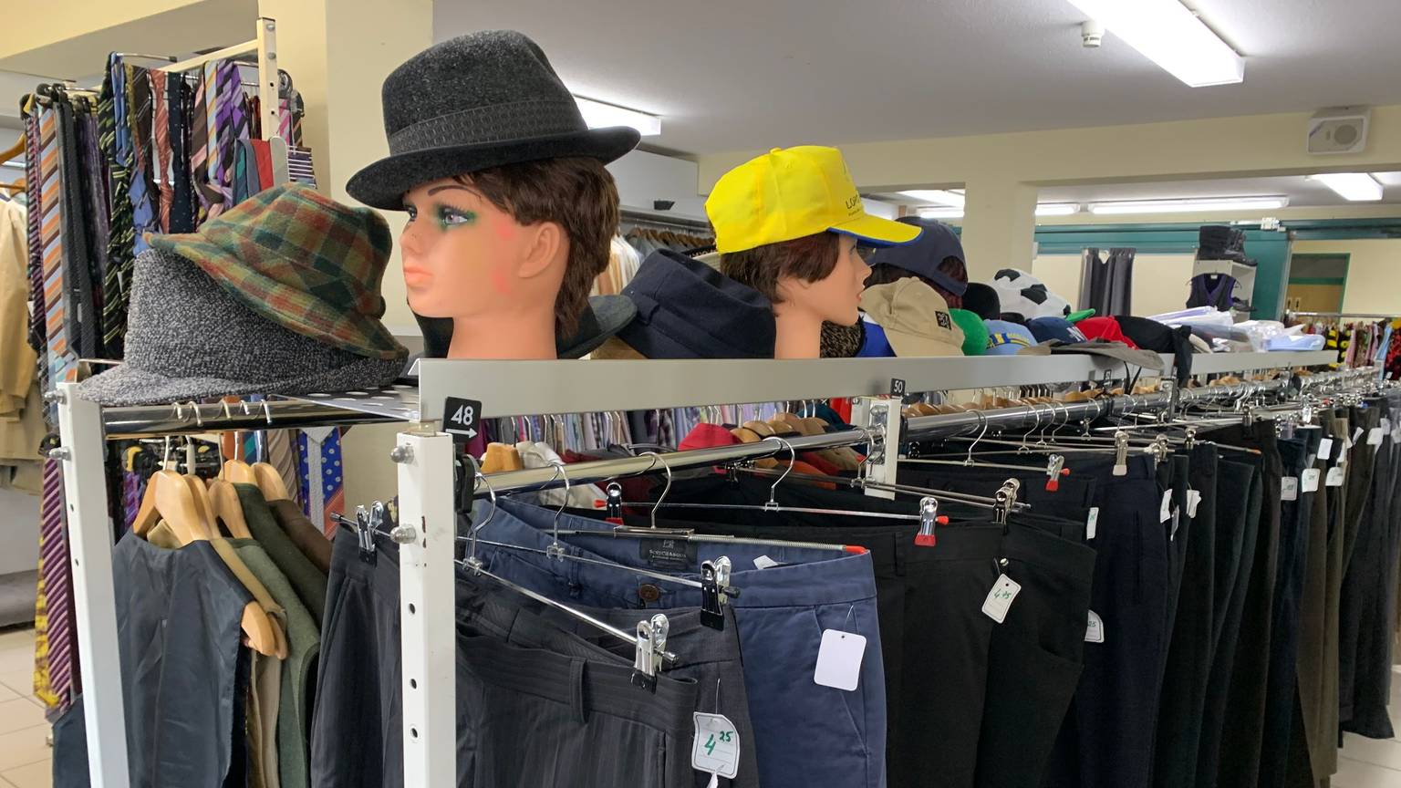 Ein Kleiderständer mit gut erhaltenen Hosen steht im Verkaufsraum des Sozialkaufhauses in Sankt Augustin.