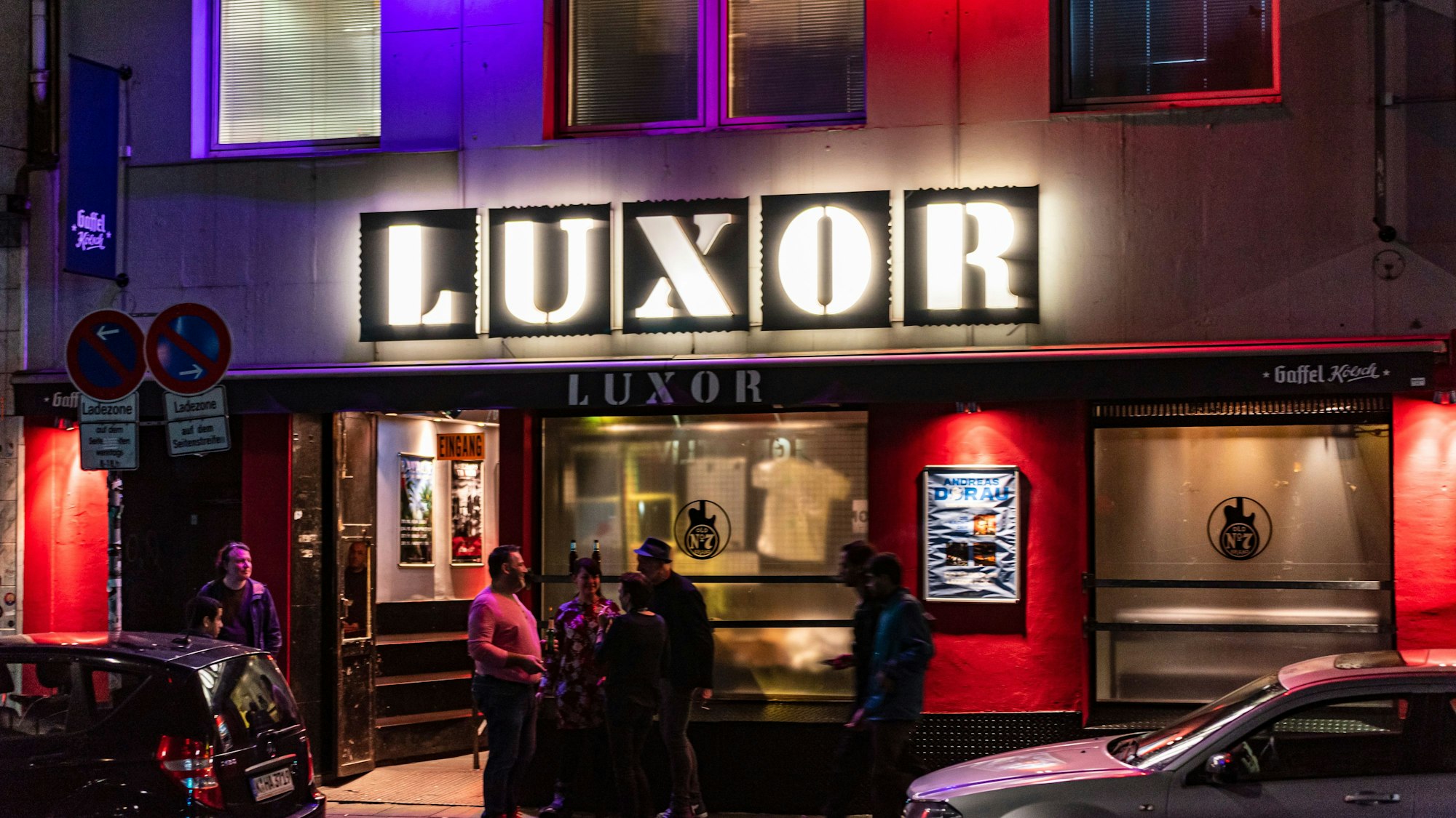 Außenansicht des Luxor bei Nacht.