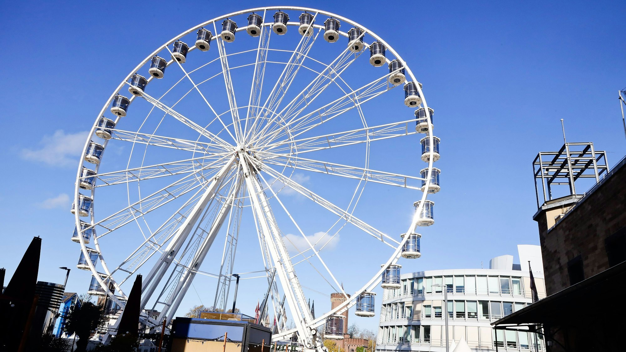 Das Riesenrad steht auf dem Platz am Kölner Schokoladenmuseum.