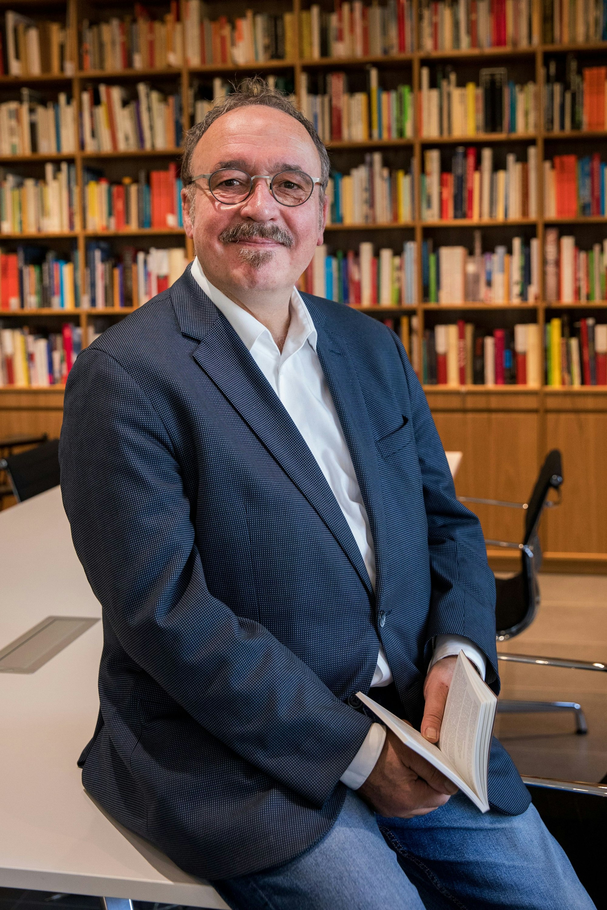 Auf dem Bild ist der frühere Direktor des Stadtmuseums, Mario Kramp, zu sehen.