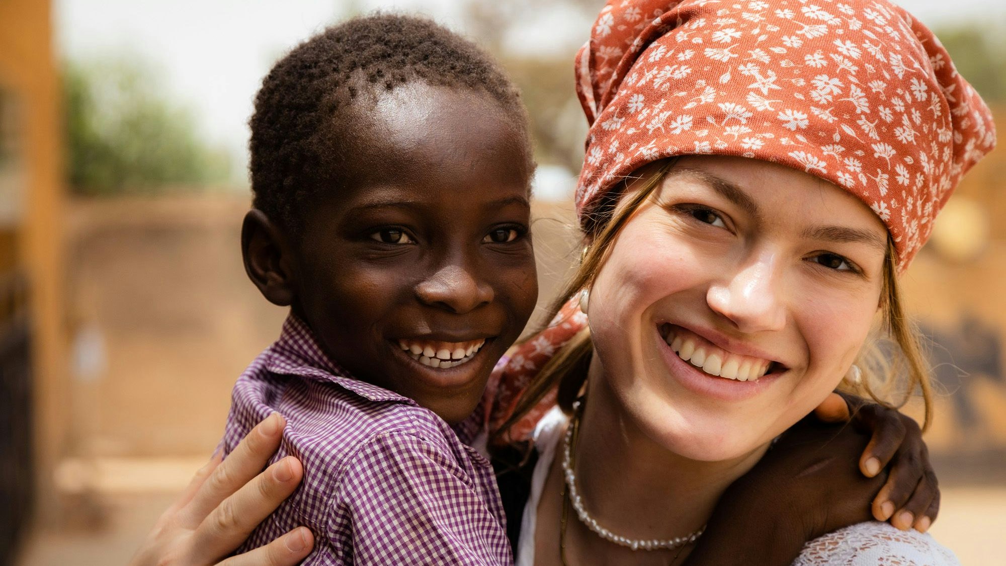 Sarah Prothmann hält einen kleinen Jungen aus dem Waisenhaus auf dem Arm.