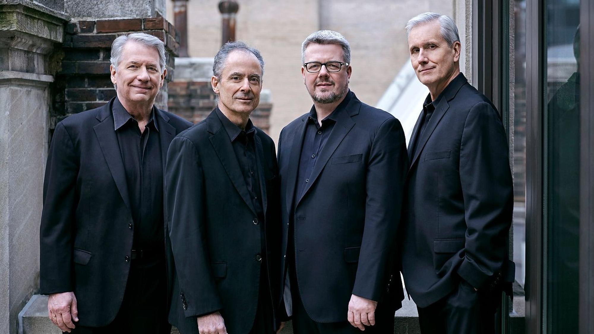 Die Mitglieder des Emerson String Quartet, gekleidet in schwarzen Anzügen und schwarzen Hemden