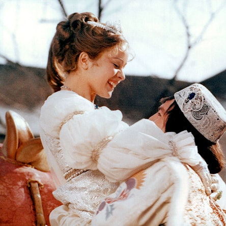 Endlich kann der Prinz (Pavel Trávnícek) sein Aschenbrödel (Libuse Safránková) in die Arme schließen. Sie freut sich und lacht.