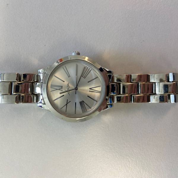 Eine silberne Armbanduhr der Marke Lovisa auf weißem Grund: Die Uhr ist aus einem Krankenhaus gestohlen worden.