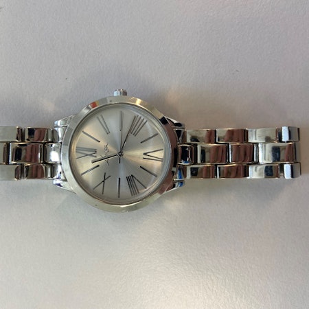 Eine silberne Armbanduhr der Marke Lovisa auf weißem Grund: Die Uhr ist aus einem Krankenhaus gestohlen worden.