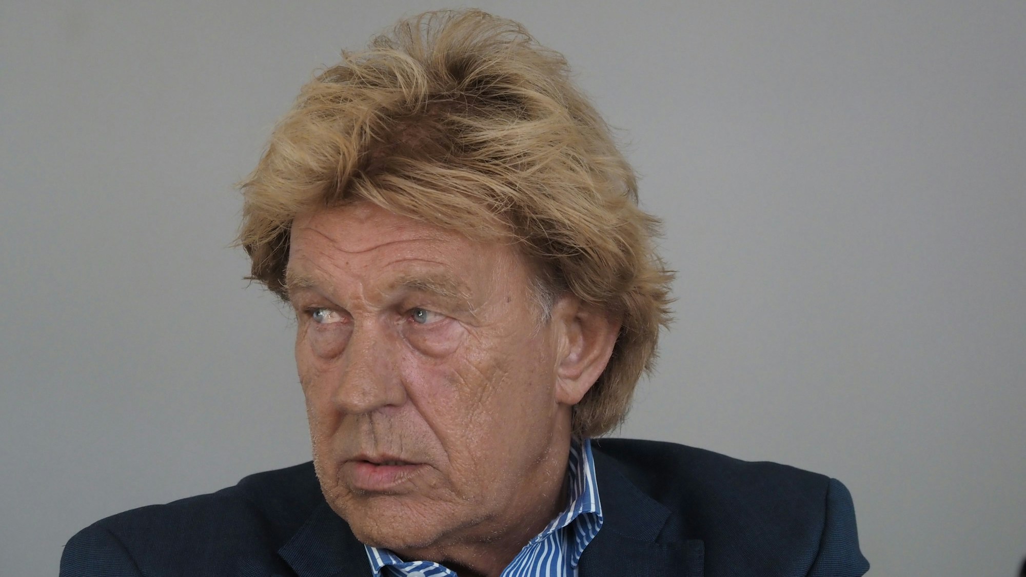 Porträtfoto eines Mannes, der den Blick nach links richtet.