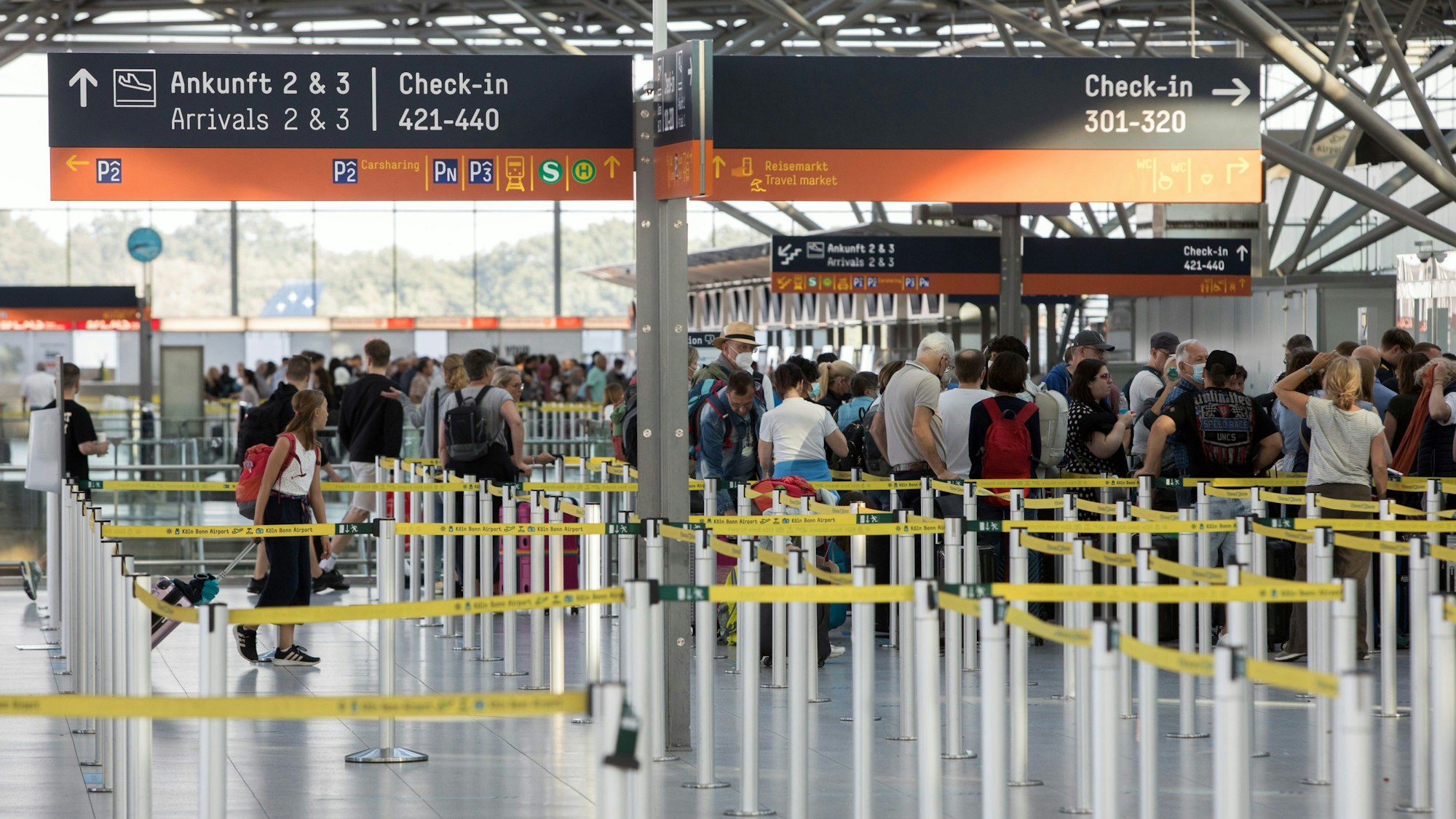 Ferienwochenende am Flughafen Köln/Bonn.