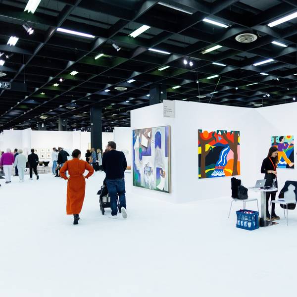 Besucher der Art Cologne gehen durch eine Messehalle der Kunstmesse Art Cologne.