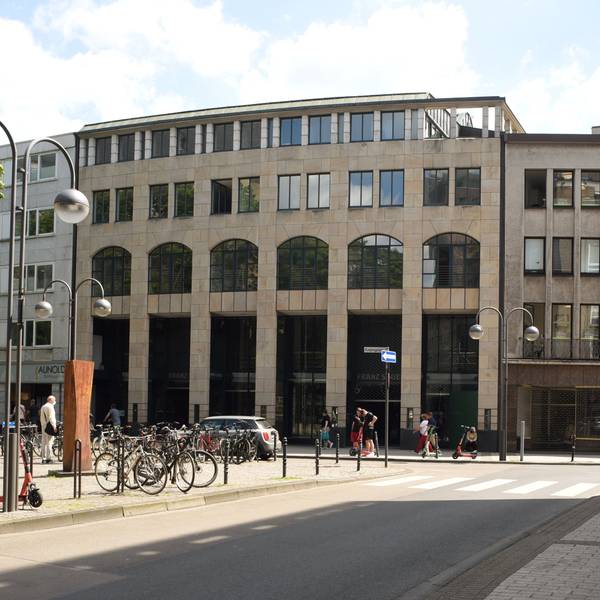 Das Bild zeigt das ehemalige Modehaus Sauer in der Minoritenstraße.