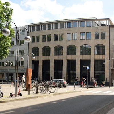 Das Bild zeigt das ehemalige Modehaus Sauer in der Minoritenstraße.