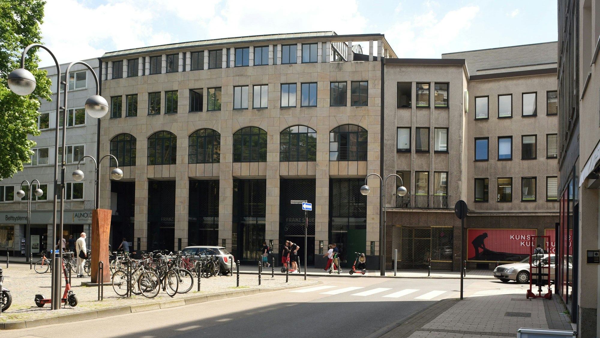 Blick auf die Fassade des ehemaligen Modehauses Sauer.