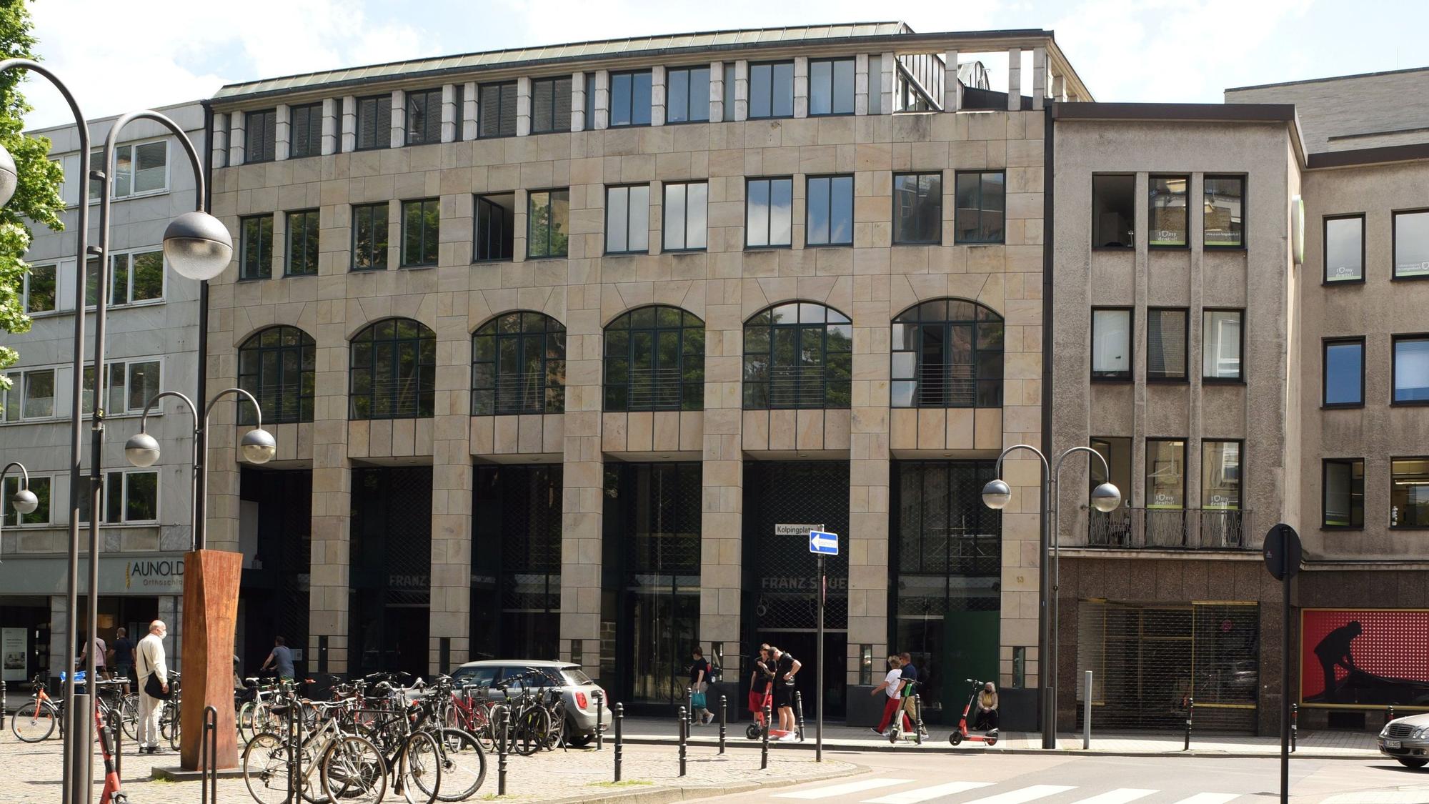 Blick auf die Fassade des ehemaligen Modehaus Sauer.