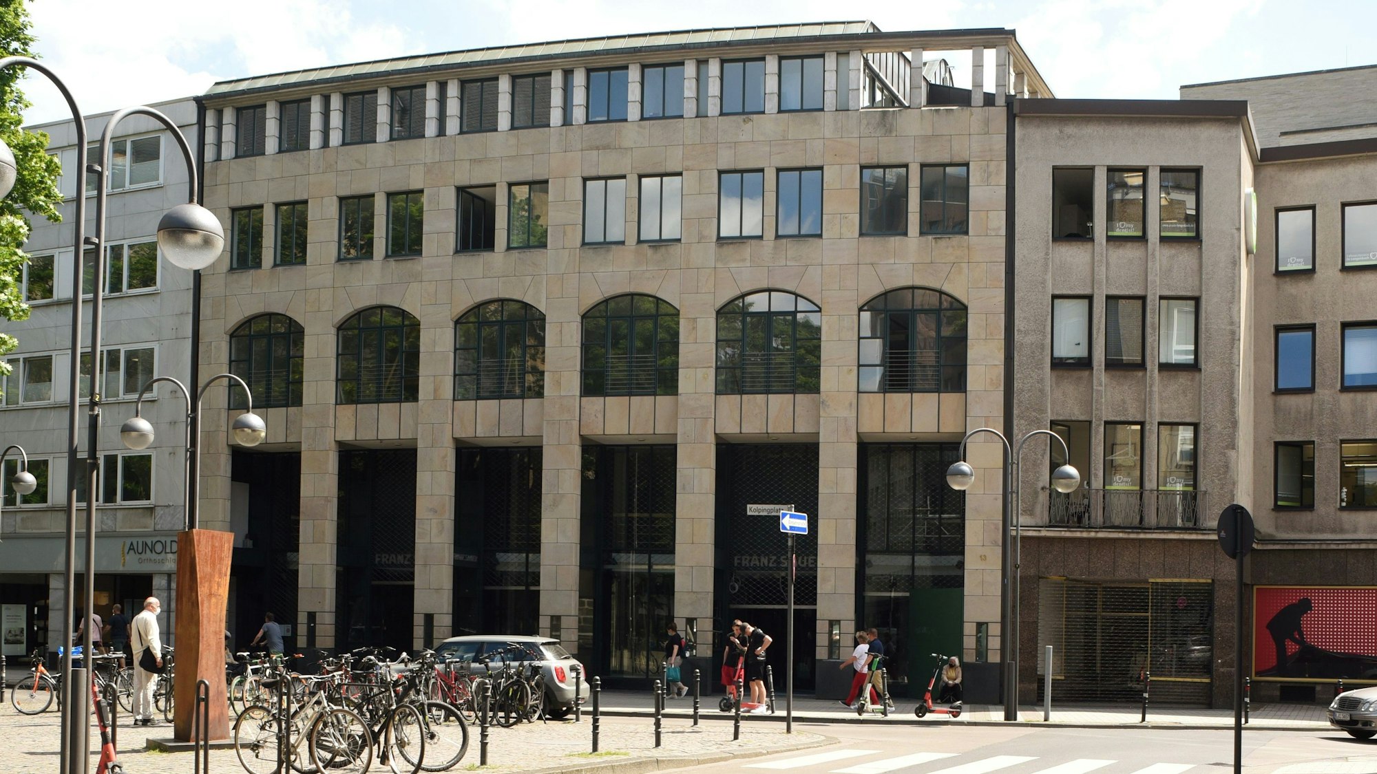 Blick auf die Fassade des ehemaligen Modehaus Sauer.