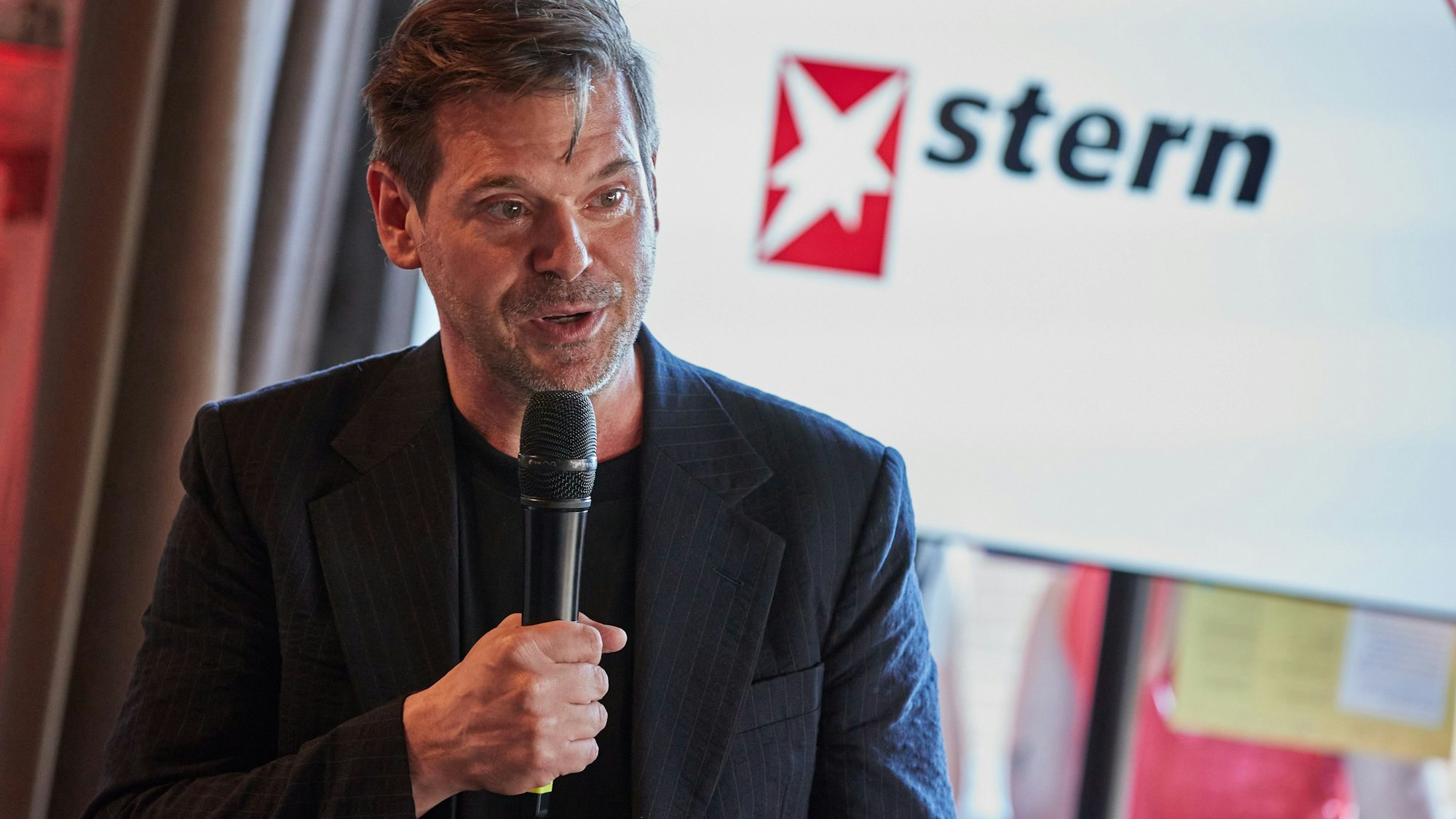 Gregor Peter Schmitz, Chefredakteur stern, spricht am 16.11. 2022 während der Verleihung des STERN Preises 2022 im Restaurant Hobenköök.