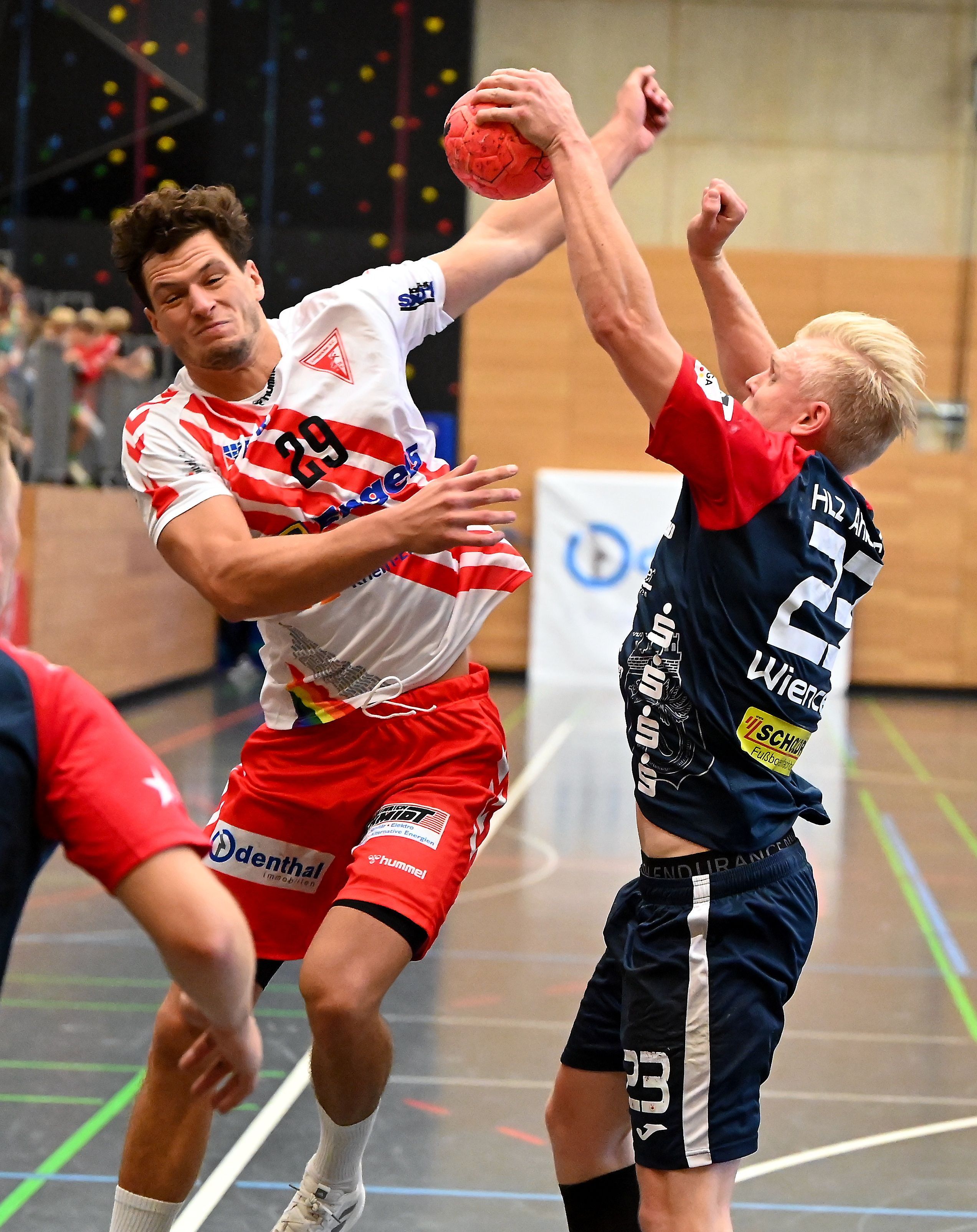 Ein Handballer versucht, sich im Zweikampf durchzusetzen.