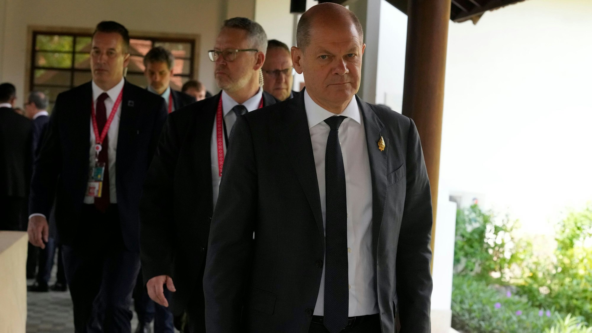 Bundeskanzler Olaf Scholz verlässt die Krisensitzung nach den tödlichen Raketeneinschlägen in Polen mit den anderen Regierungschefs der G7-Staaten während des G20-Gipfels.