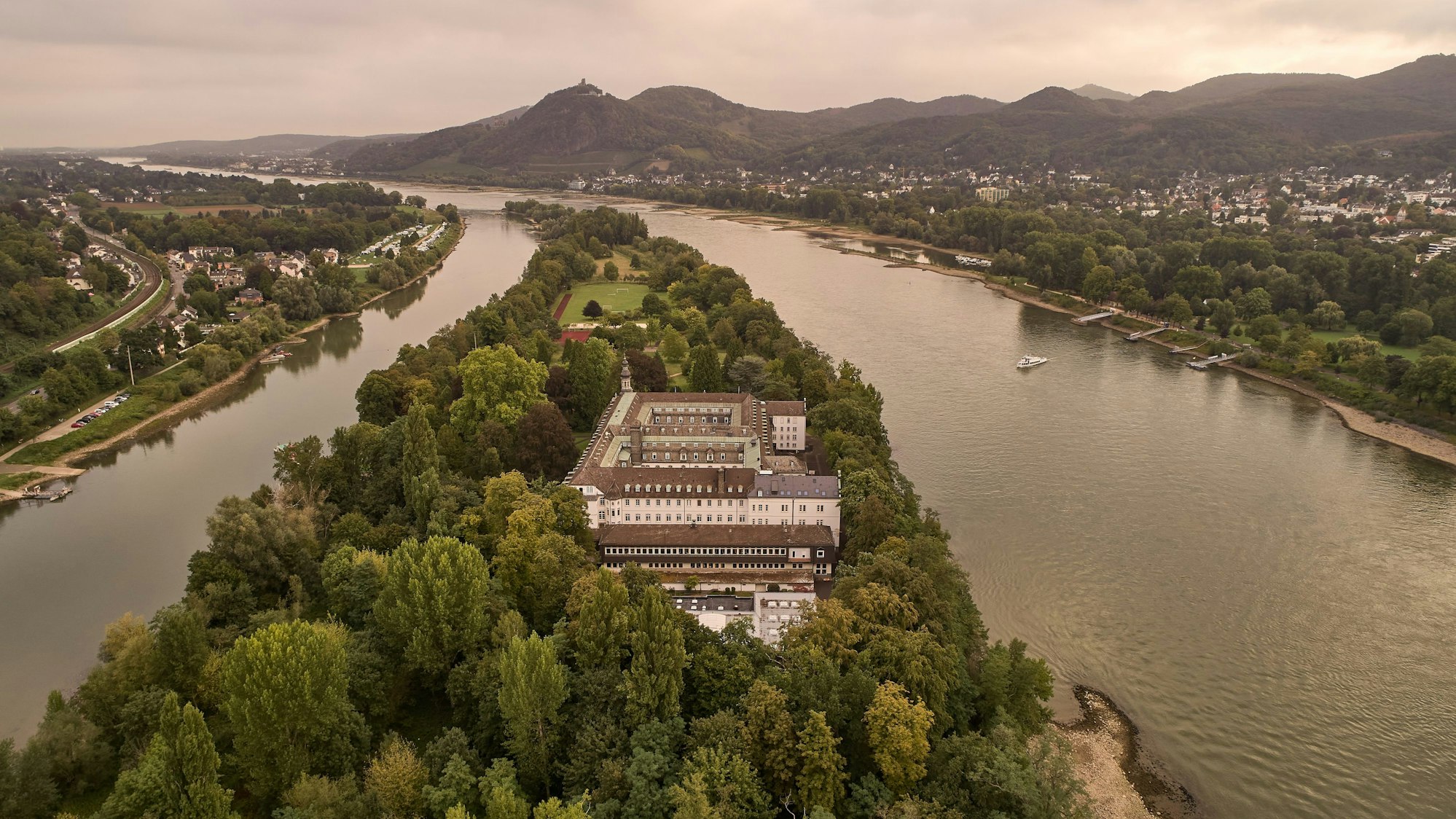Remagen: Das private Gymnasium Nonnenwerth liegt idyllisch auf einer Rheininsel – das Bild zeigt eine Luftaufnahme, die von einer Drohne aufgenommen wurde.