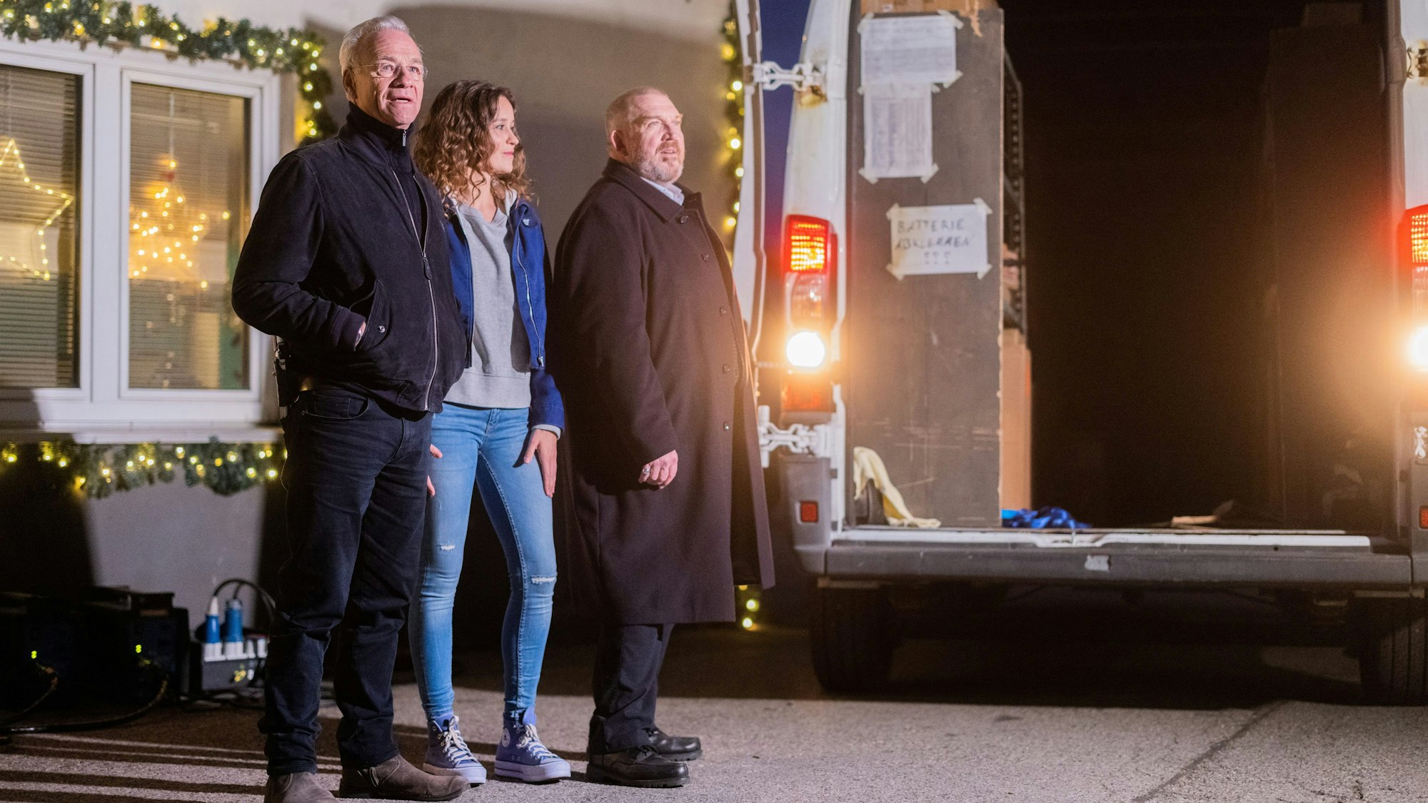 Klaus J. Behrendt (links, als Kommissar Max Ballauf), Tinka Fürst (als Kriminaltechnikerin Natalie Förster) und Dietmar Bär (als Kommissar Freddy Schenk) stehen vor einem Paketwagen bei einem Fototermin am Set vom 89. Kölner "Tatort"
